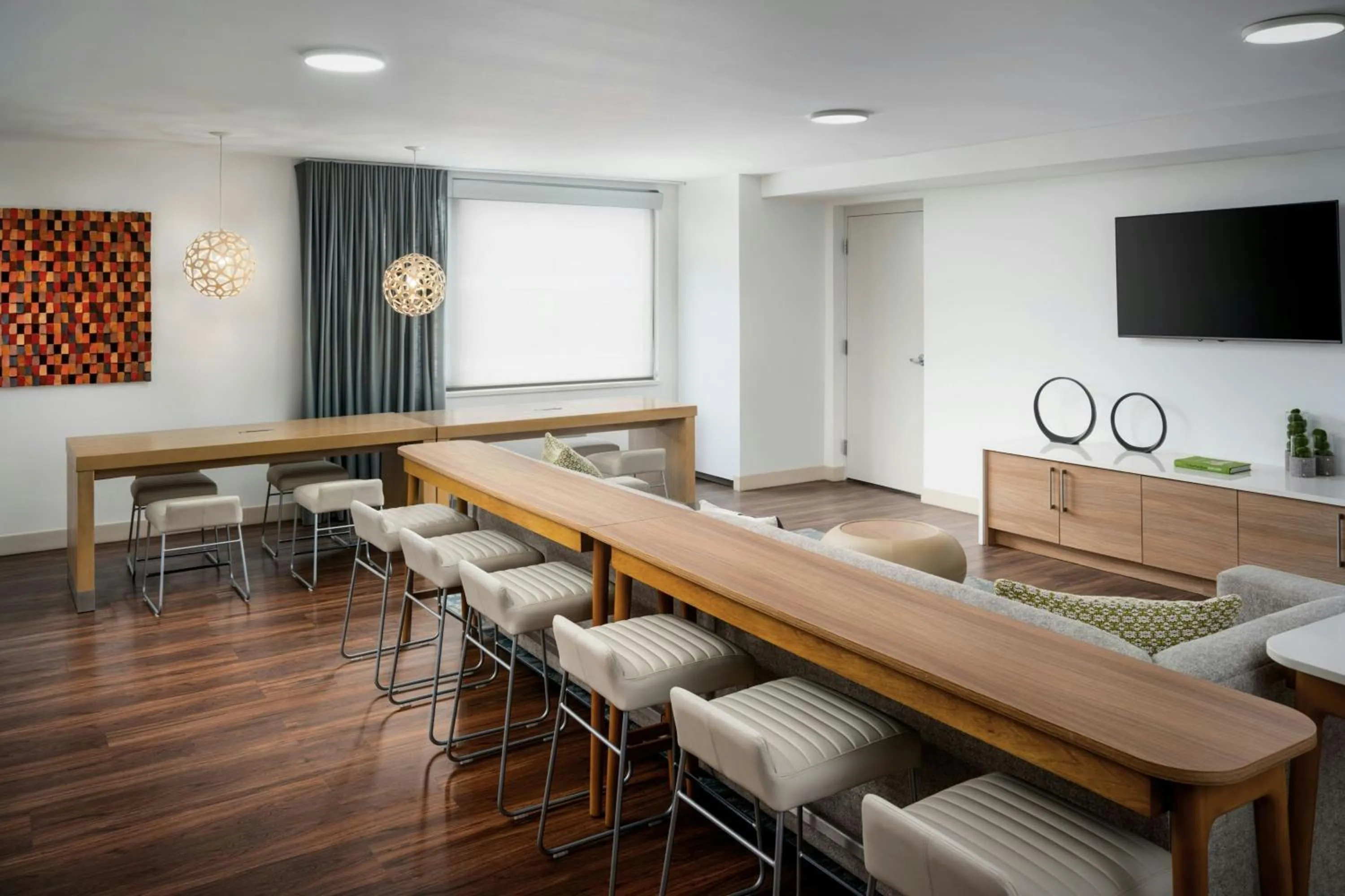 Photo of the whole room in Element Knoxville West