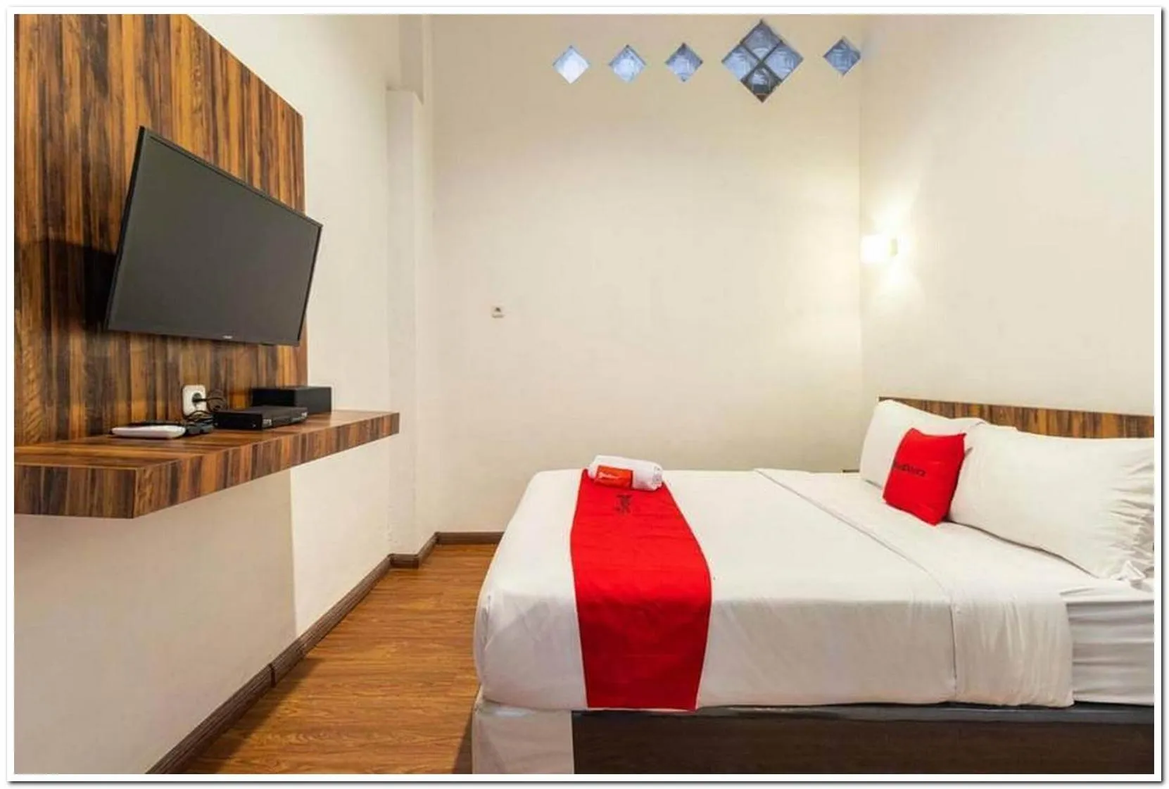 Bedroom, Bed in RedDoorz near RS Royal Prima Medan 2