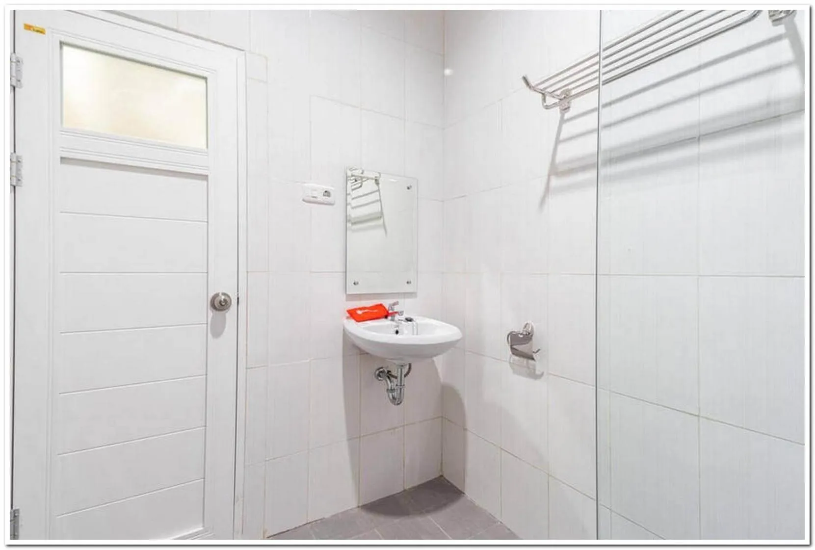 Bathroom in RedDoorz near RS Royal Prima Medan 2