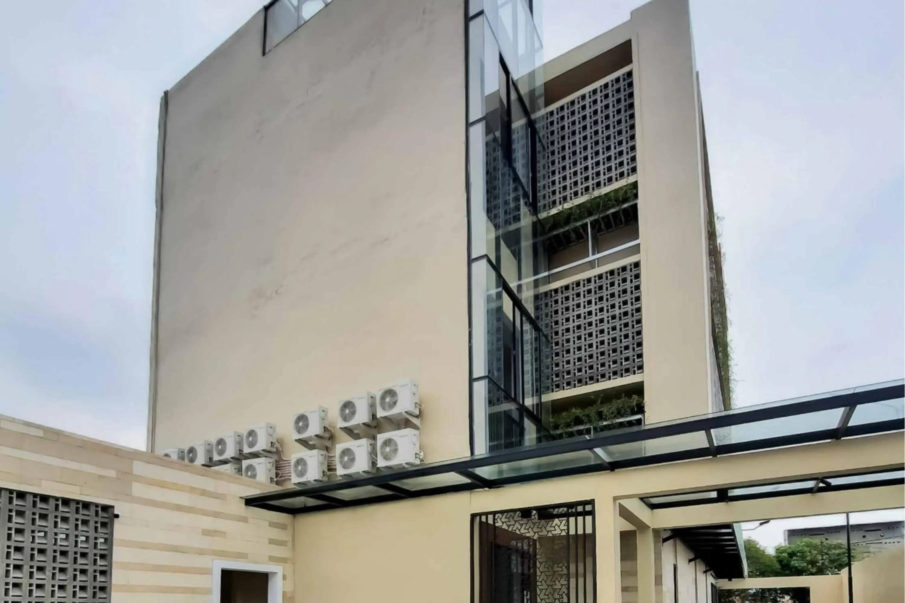 Property building in RedDoorz near RS Royal Prima Medan 2