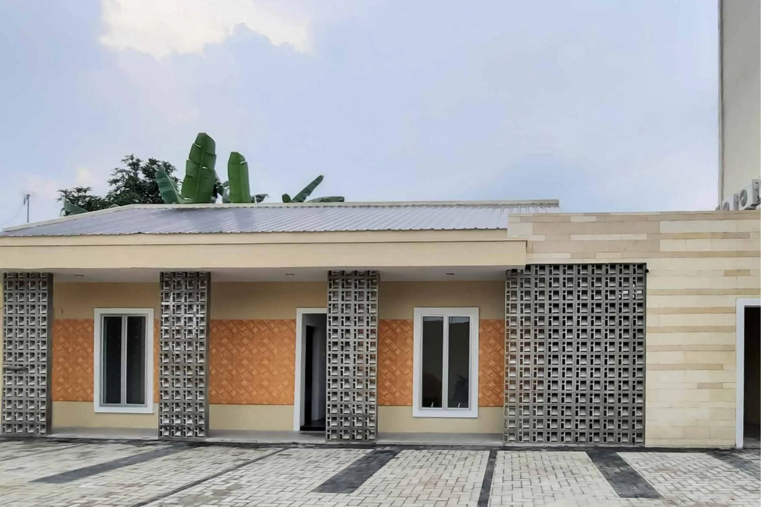 RedDoorz near RS Royal Prima Medan 2