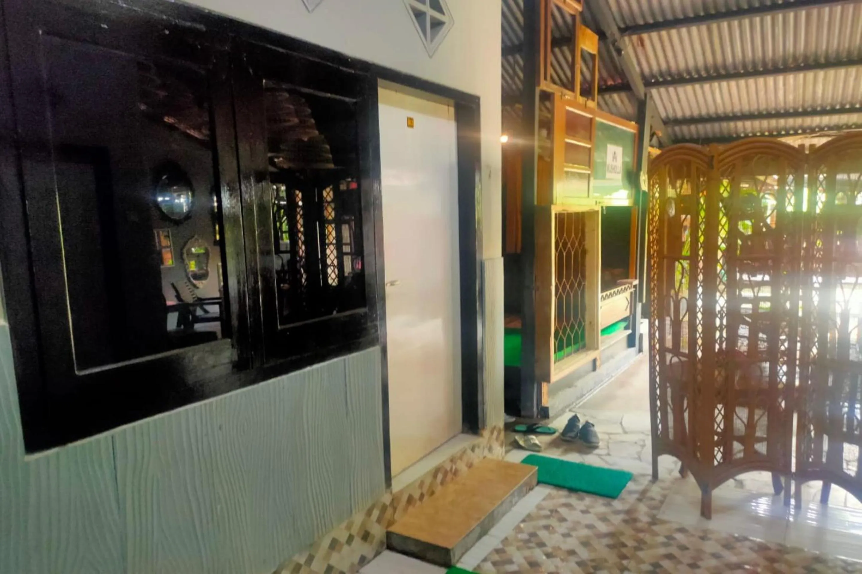 Restaurant/places to eat in Hotel O Lagalleria