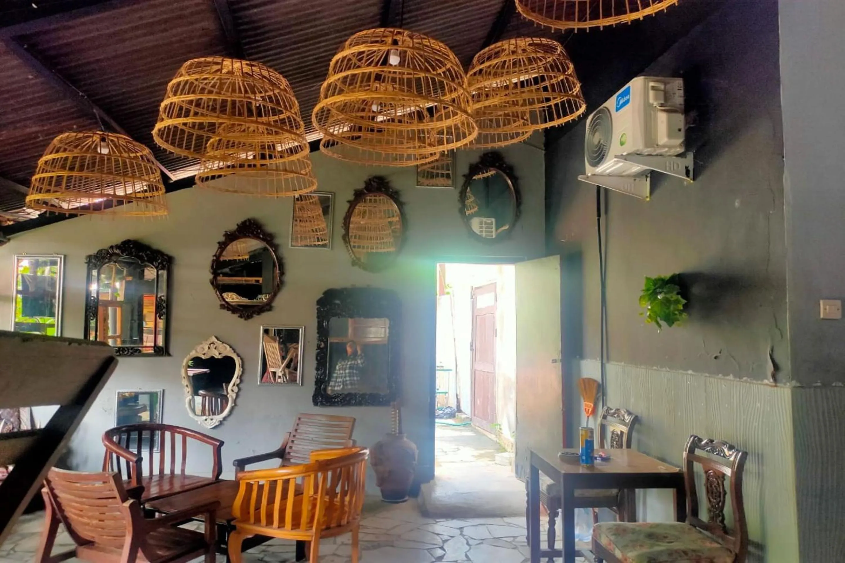 Restaurant/places to eat in Hotel O Lagalleria