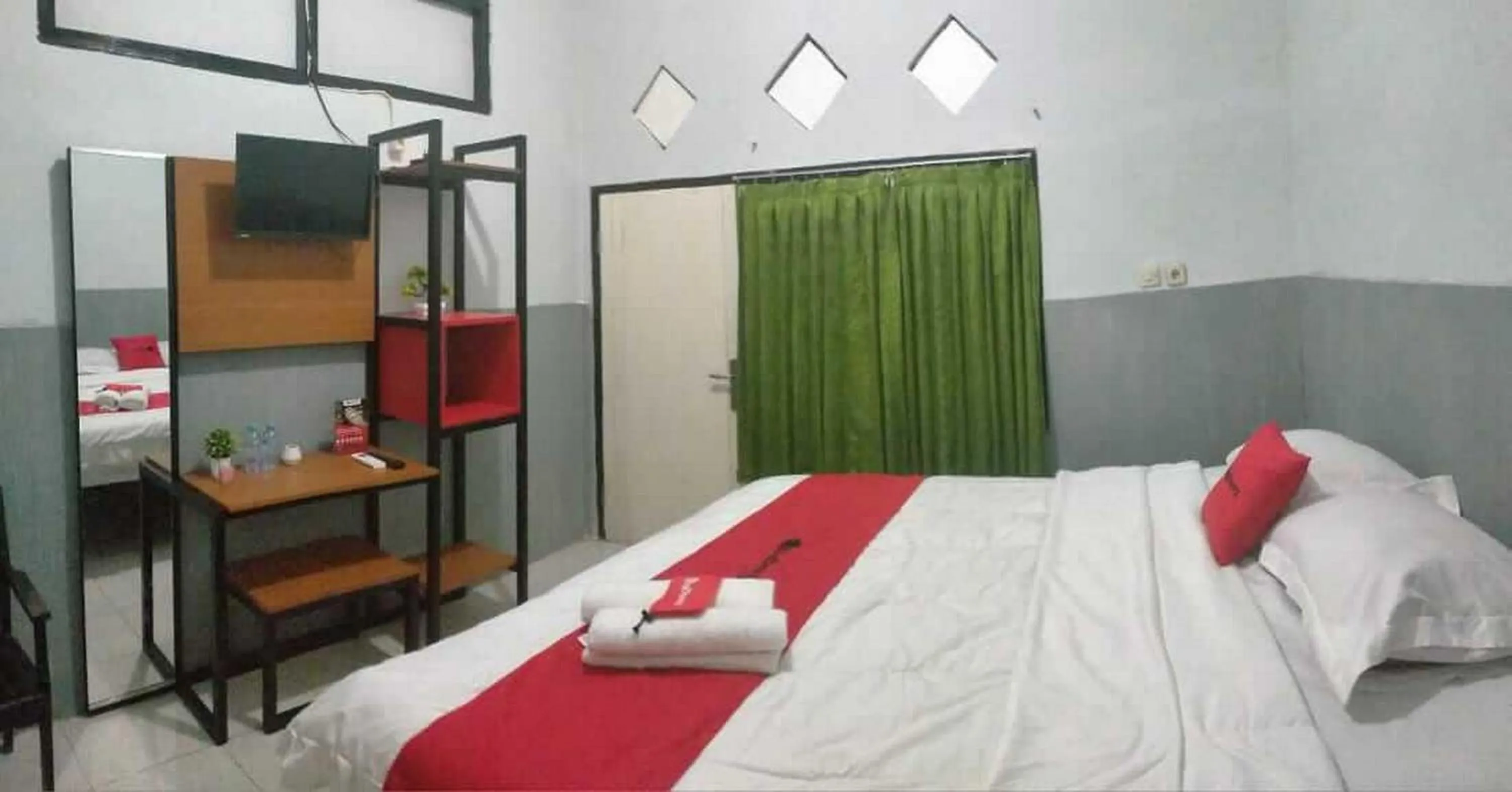 Bathroom, Bed in RedDoorz Plus near Alun Alun Sumenep