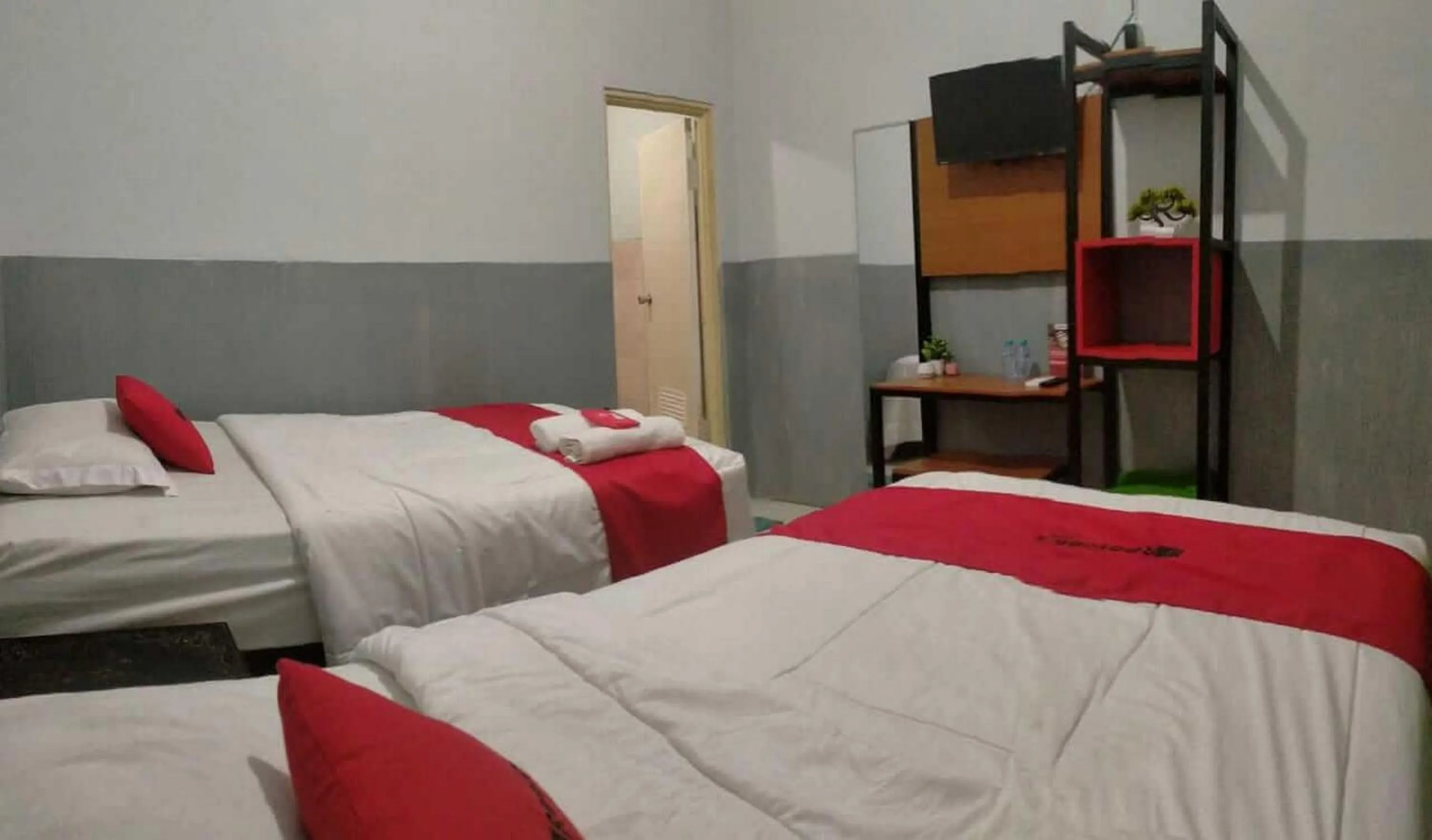 Bedroom, Bed in RedDoorz Plus near Alun Alun Sumenep