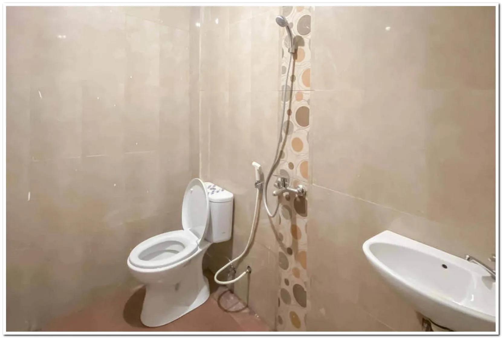 Bathroom in RedDoorz Syariah near T2 Juanda Airport 2