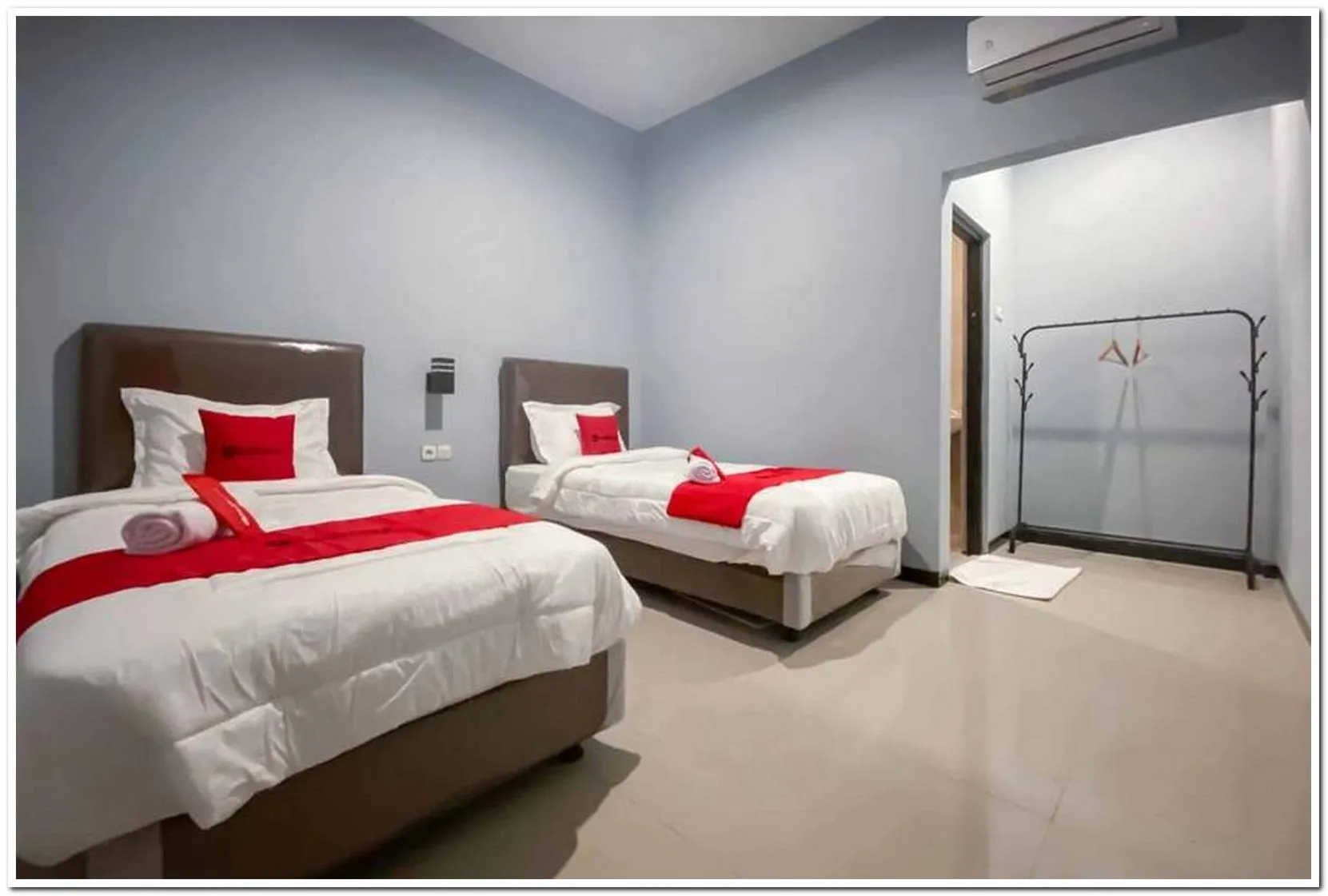 Bedroom in RedDoorz Syariah near T2 Juanda Airport 2
