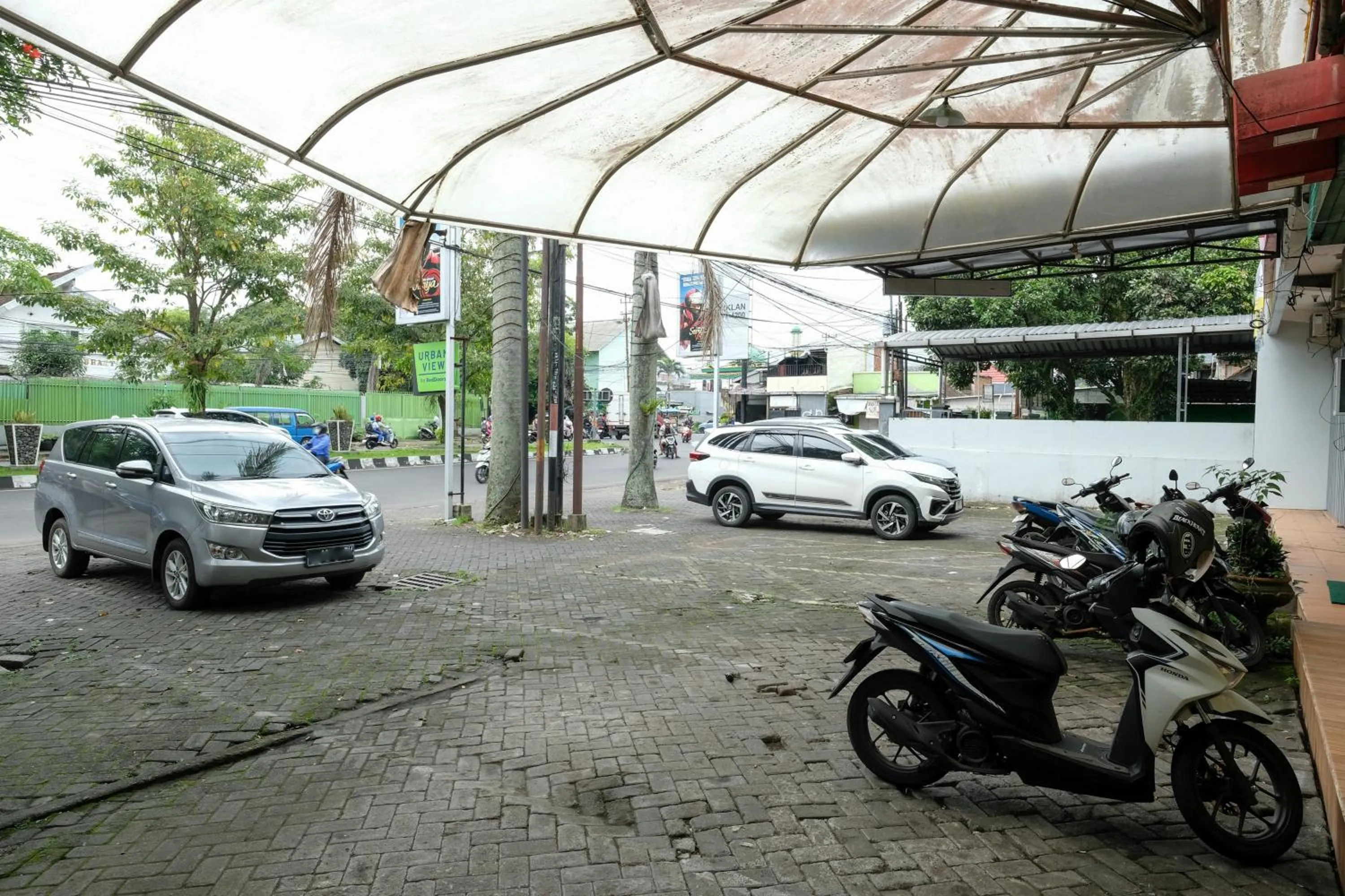 Parking in Urbanview Hotel Gangnam near Mall Olympic Garden