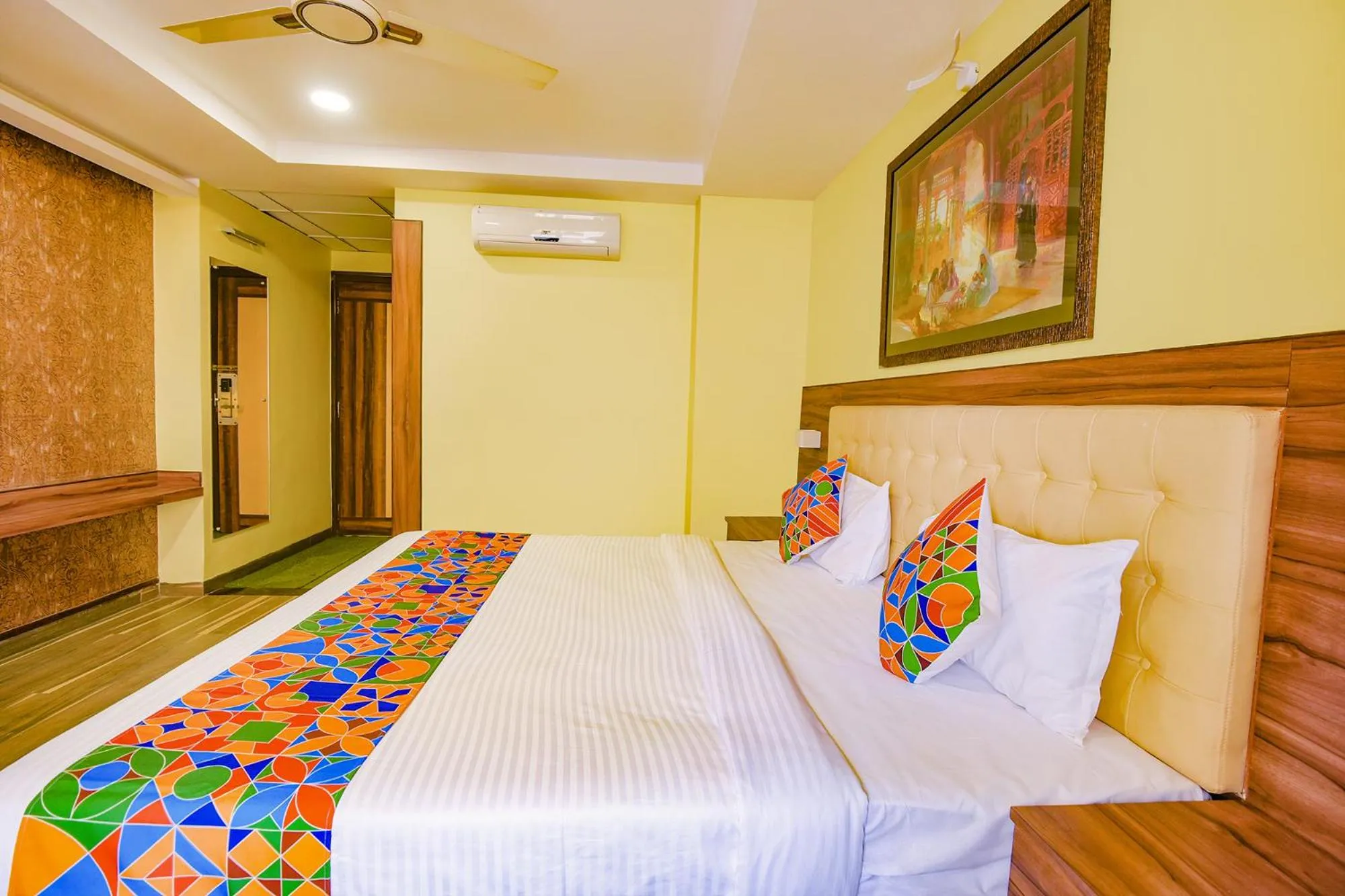 Bed in Via Phoenix Resorts - Nr M Chinnaswamy Stadium