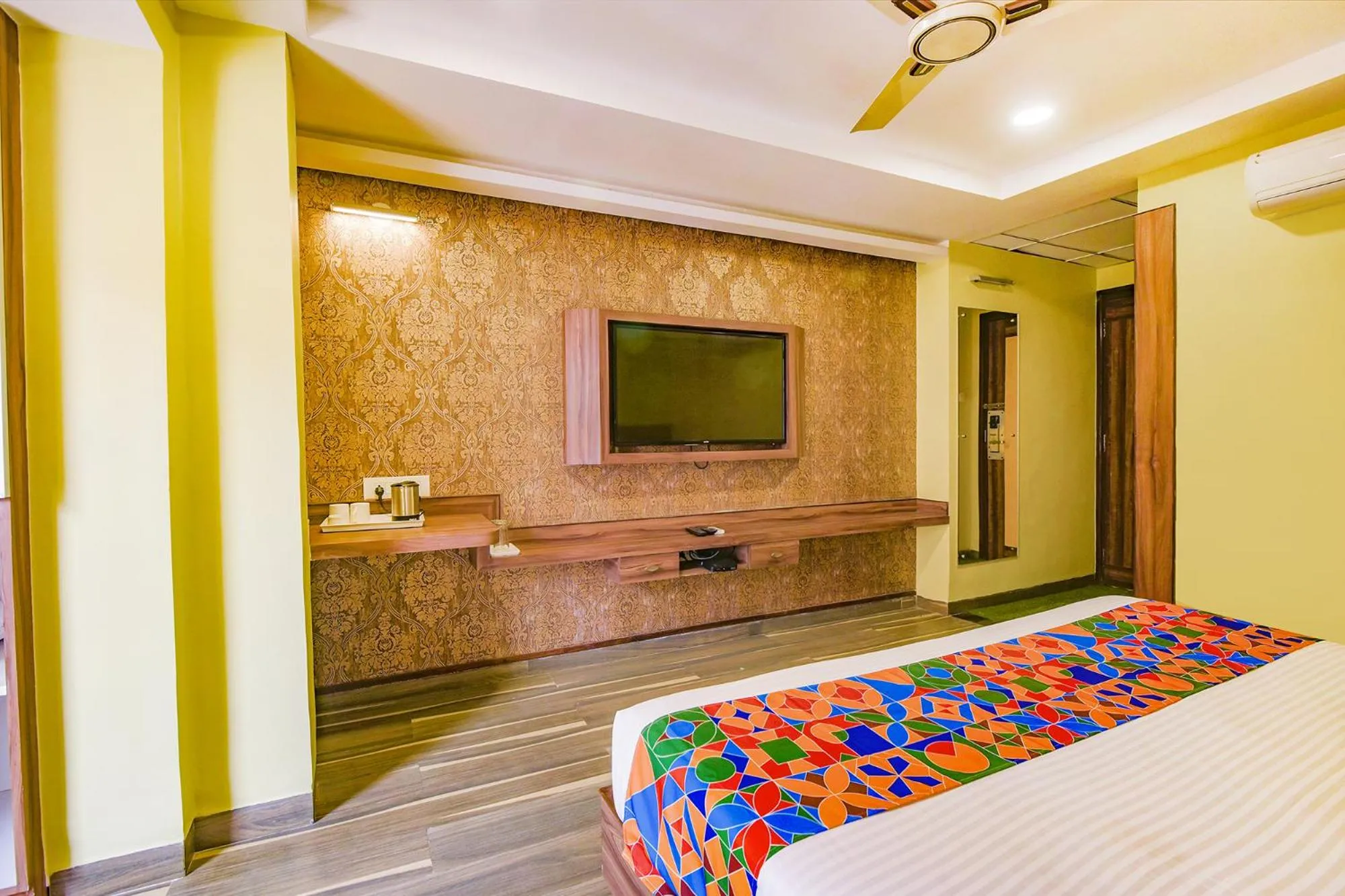 Bed in Via Phoenix Resorts - Nr M Chinnaswamy Stadium