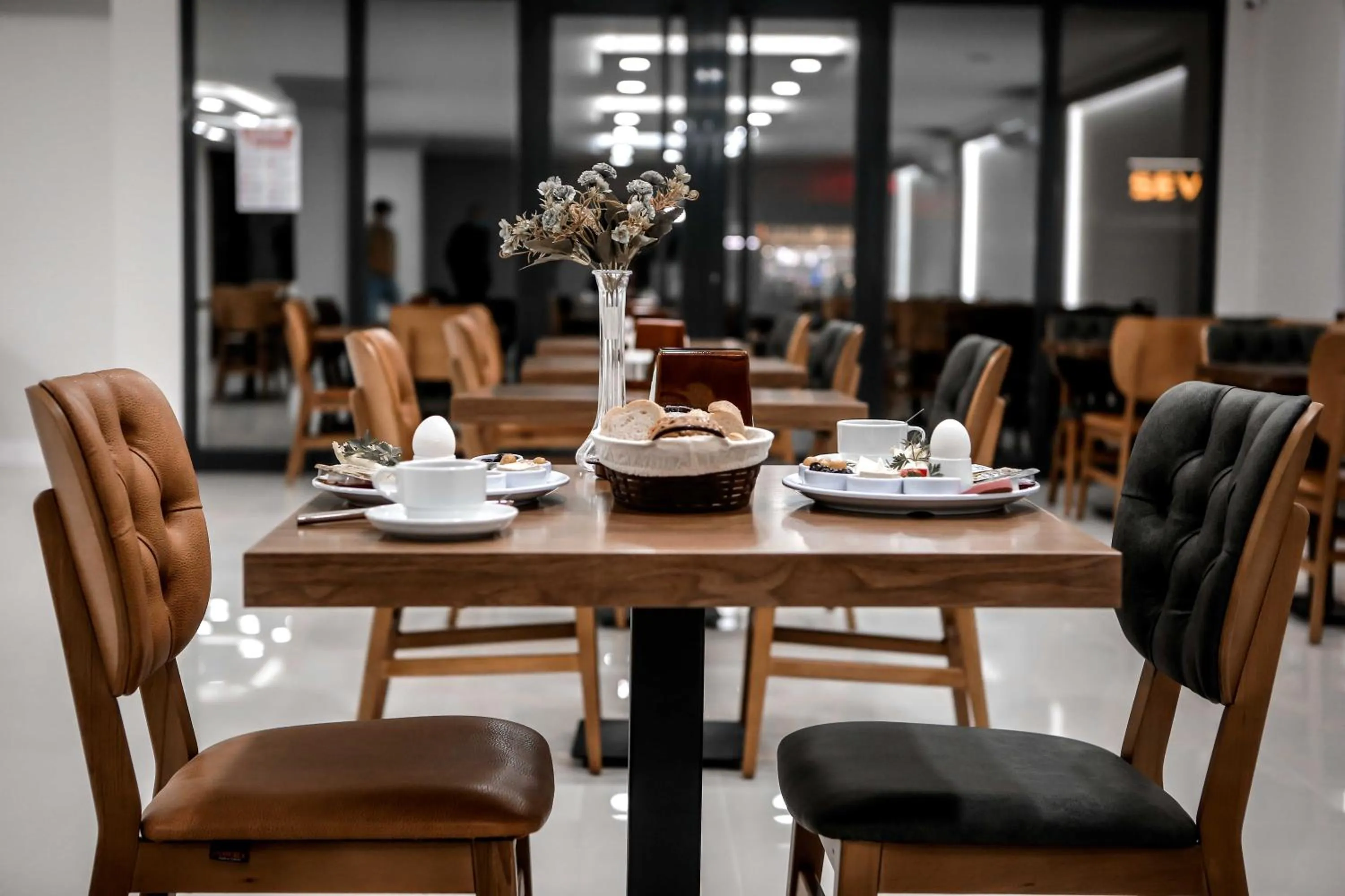 Restaurant/places to eat in Dimen Hotel