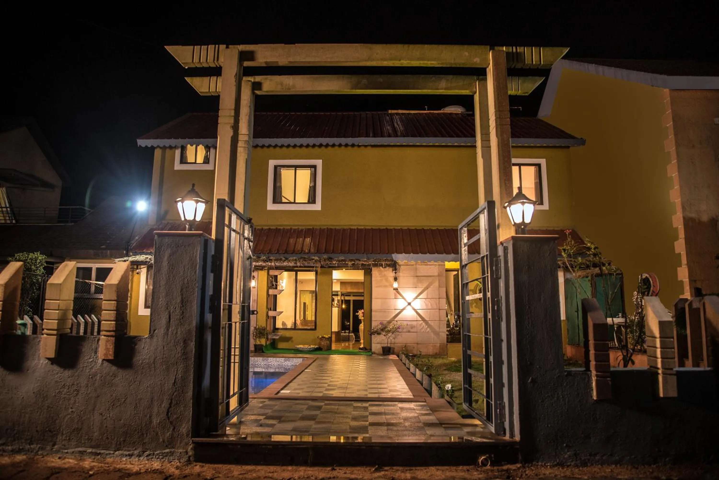 Facade/entrance in Stone shelter