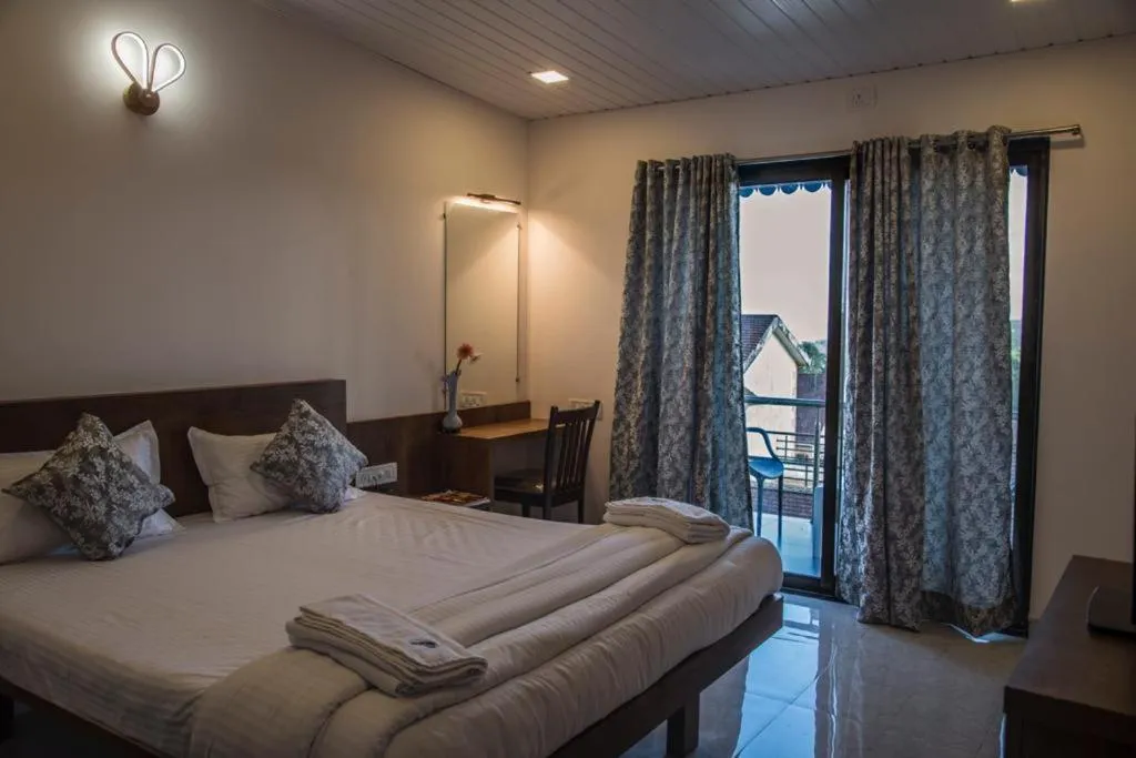 Photo of the whole room, Bed in Stone shelter