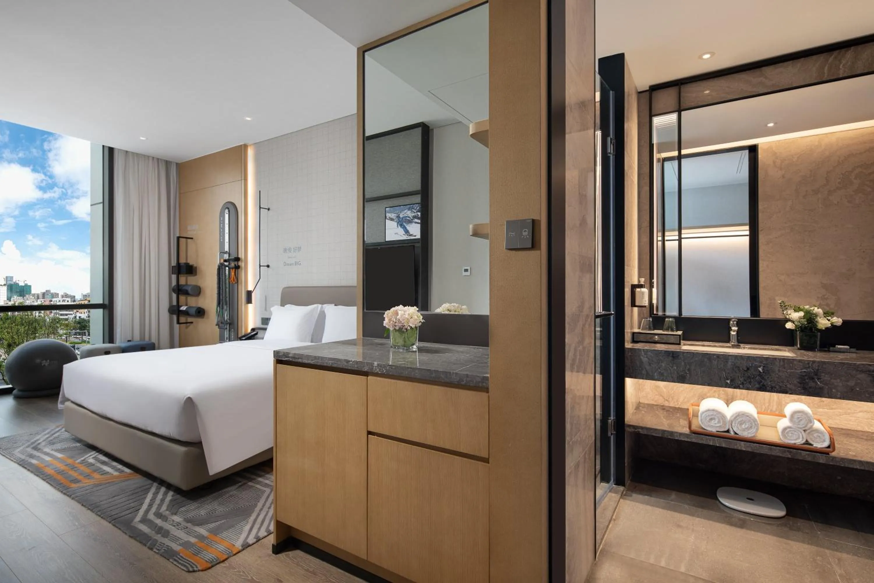 Photo of the whole room, Bed in EVEN Hotel Shenzhen Nanshan by IHG