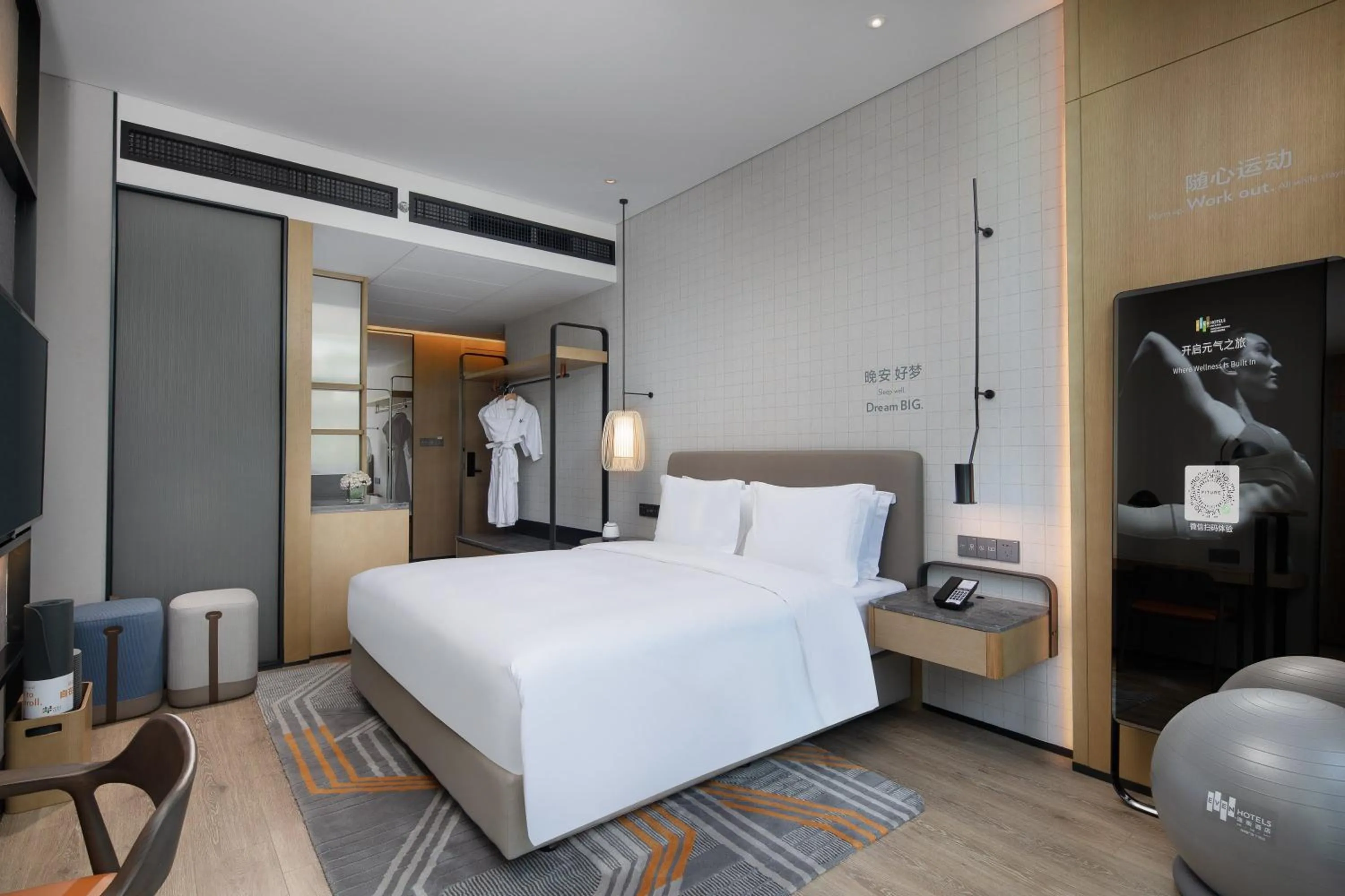 Photo of the whole room, Bed in EVEN Hotel Shenzhen Nanshan by IHG