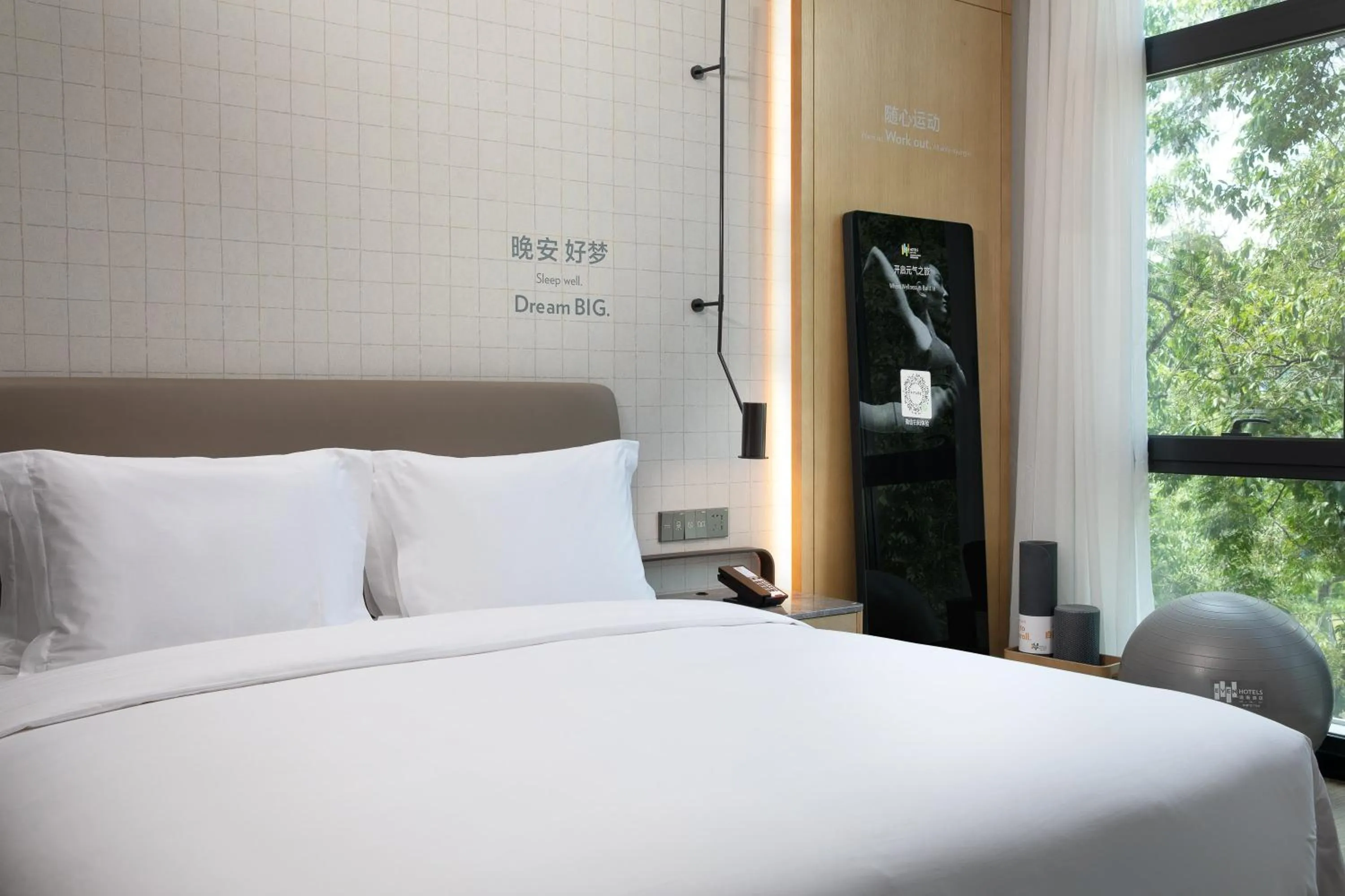 Photo of the whole room, Bed in EVEN Hotel Shenzhen Nanshan by IHG
