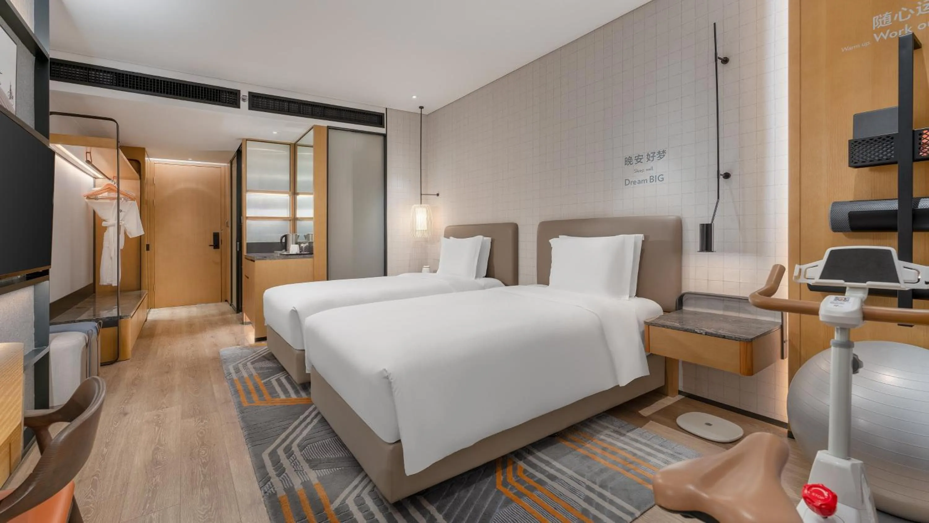 Photo of the whole room, Bed in EVEN Hotel Shenzhen Nanshan by IHG