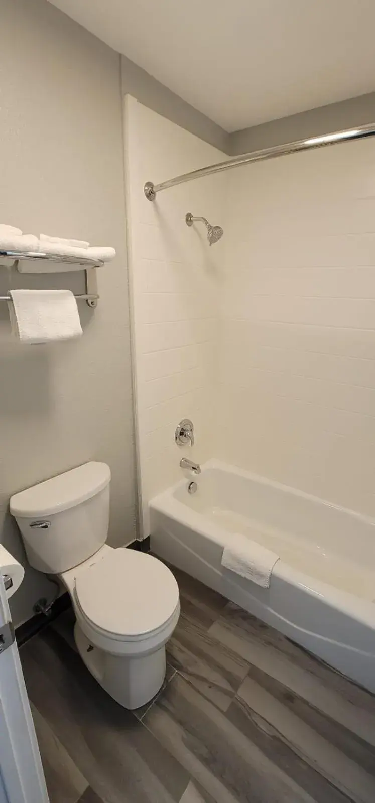 Deluxe Queen Room in Green Country Inn Deluxe Queen Room in Green Country Inn