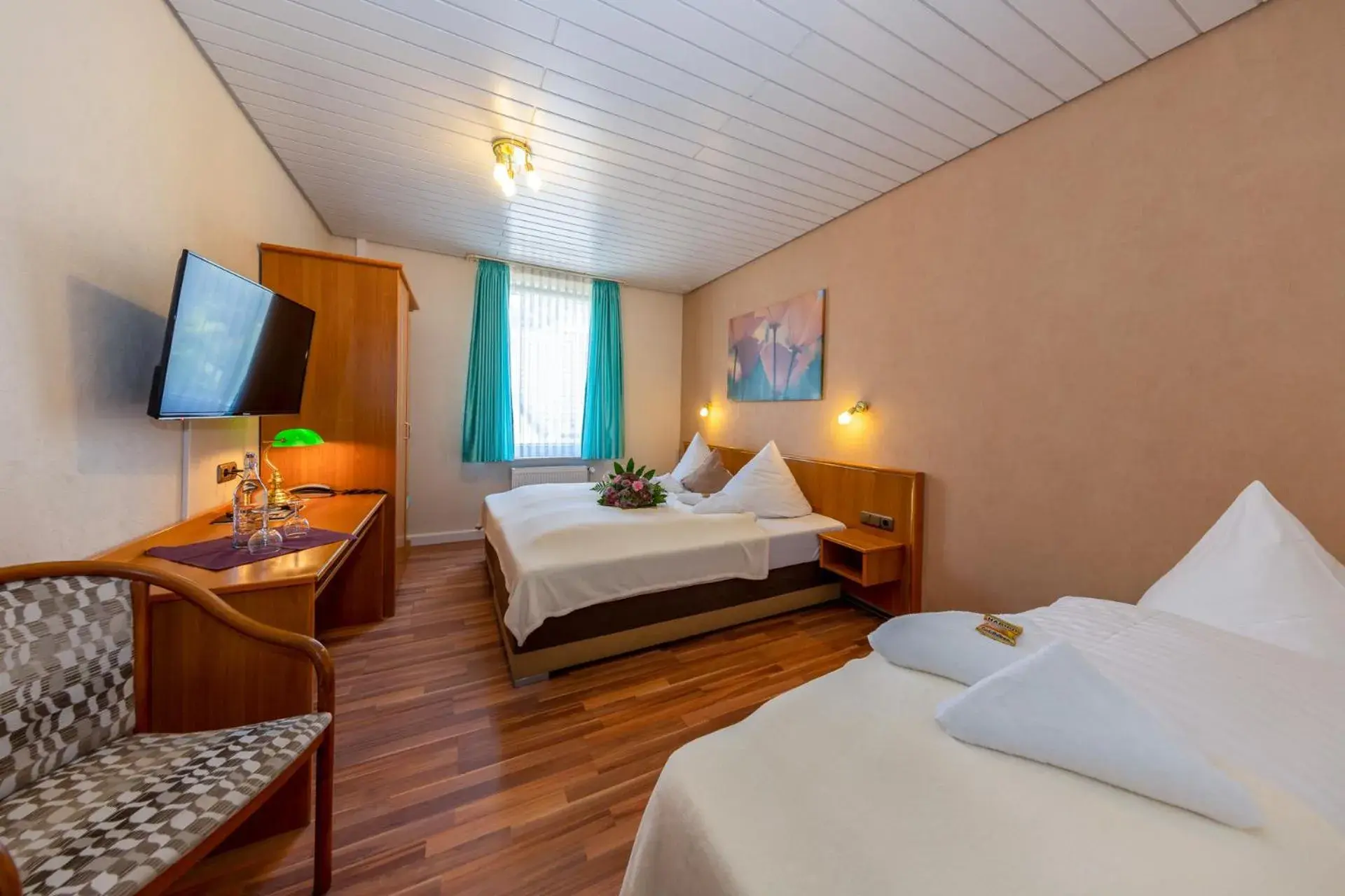 Triple Room in Landhotel Zum Niestetal Triple Room in Landhotel Zum Niestetal