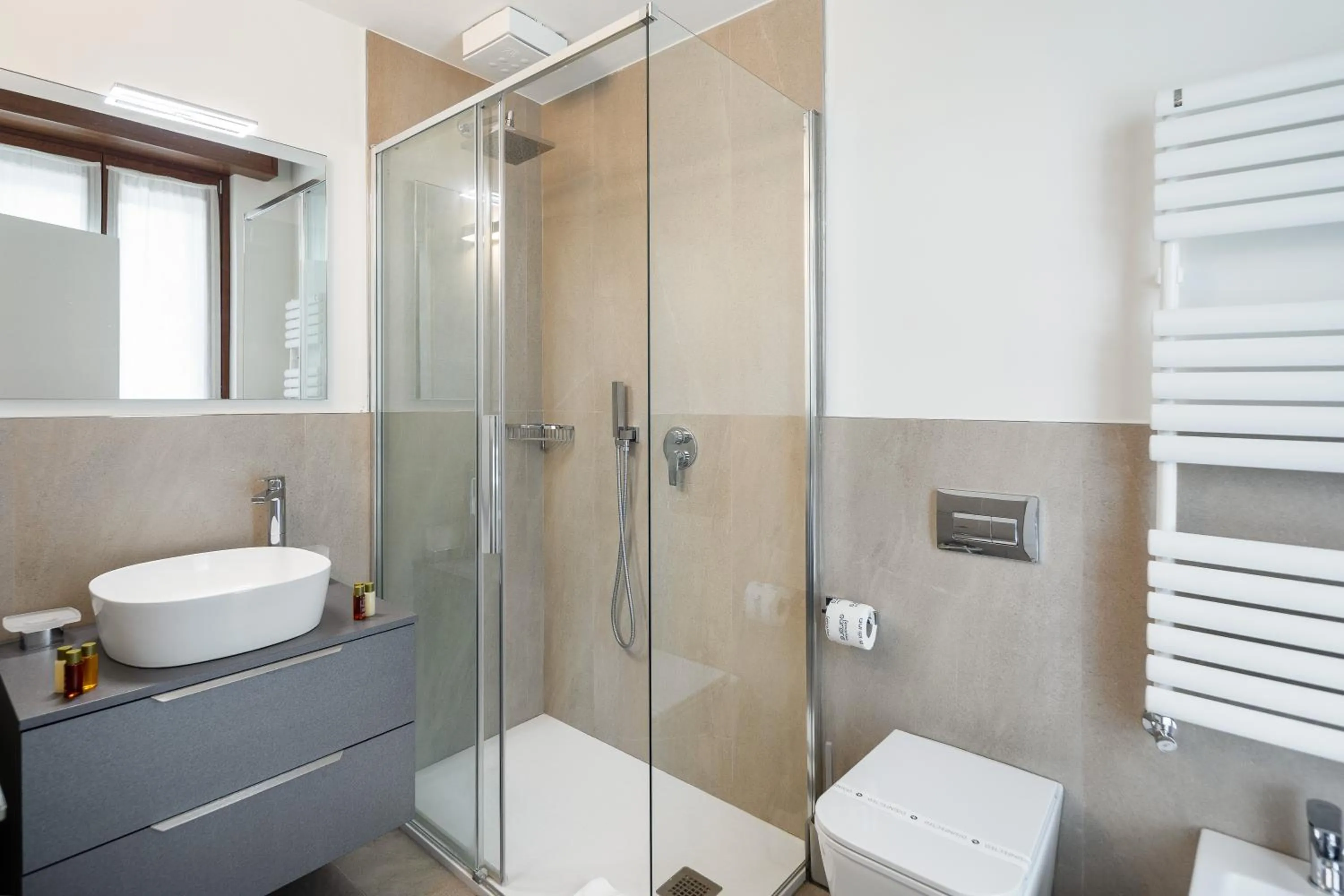 Shower in Golgi Suite