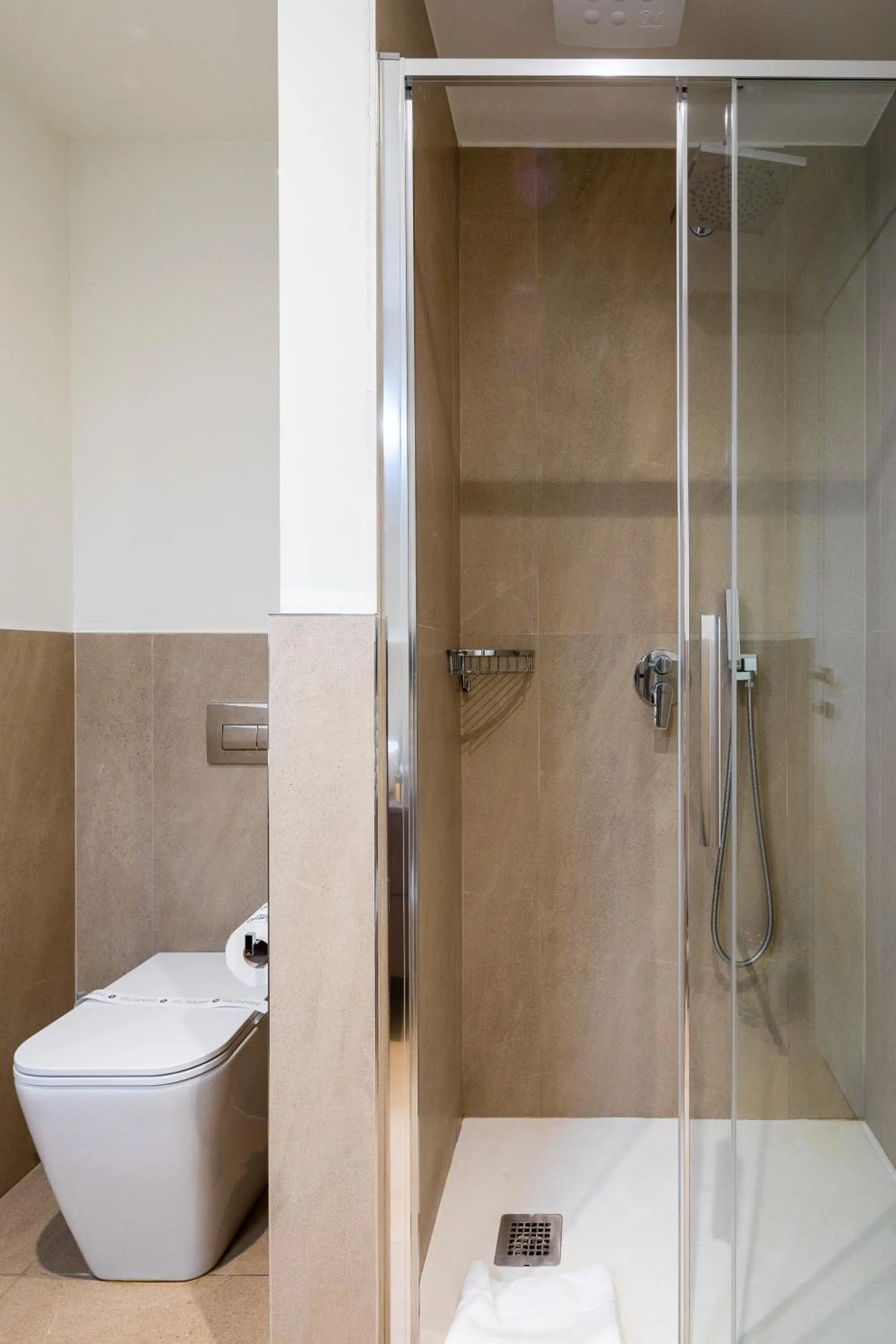 Shower in Golgi Suite