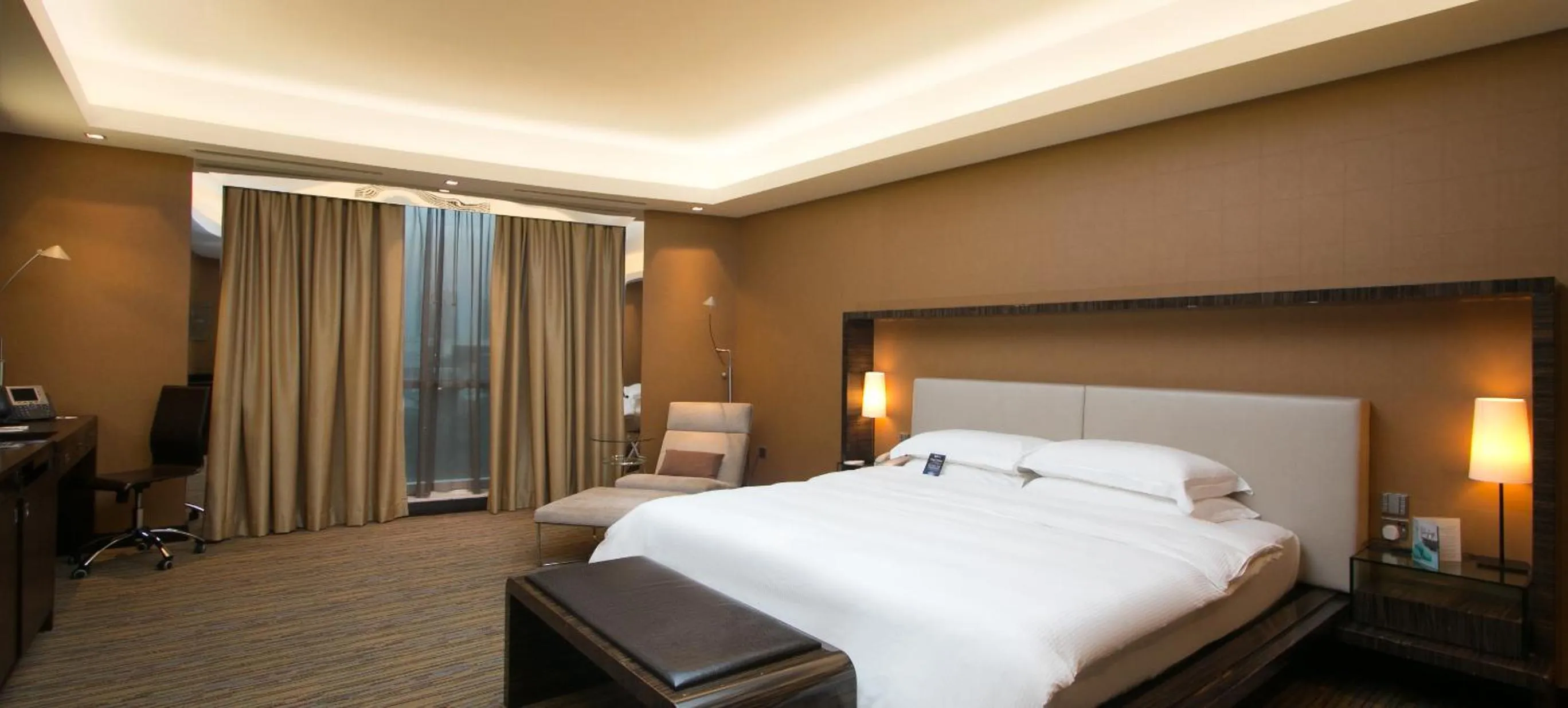 Bedroom, Bed in Radisson Blu Hotel, Dubai Media City