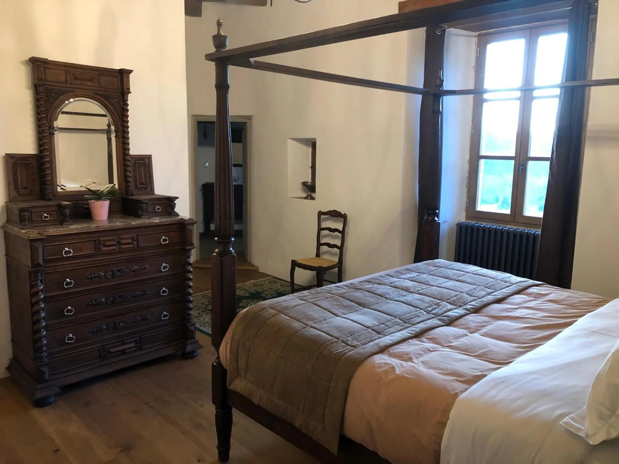 Bed in Le Château de Cambiaire