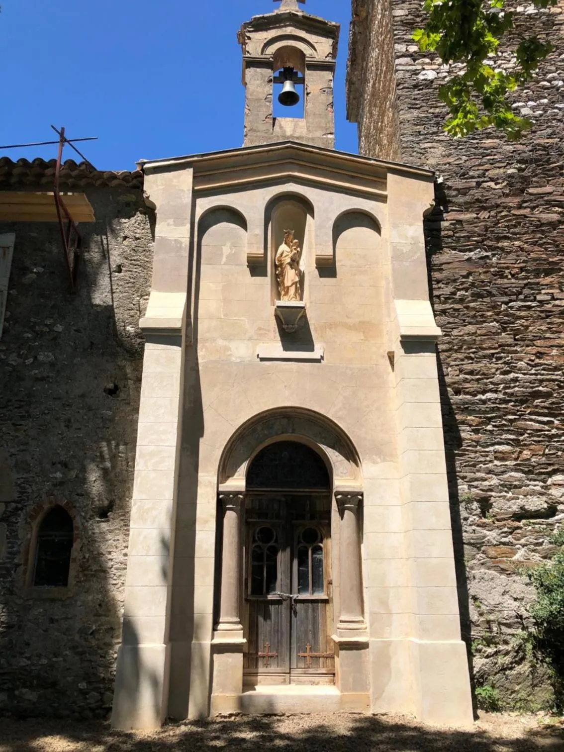 Property building in Le Château de Cambiaire