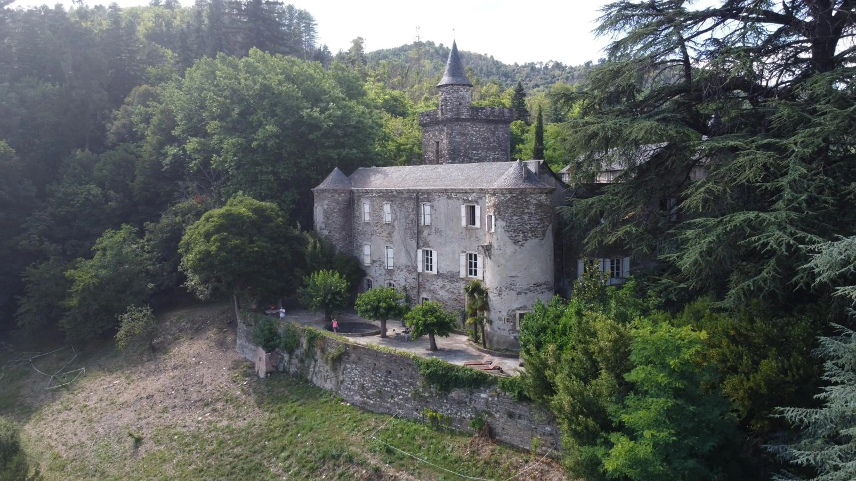 Garden in Le Château de Cambiaire