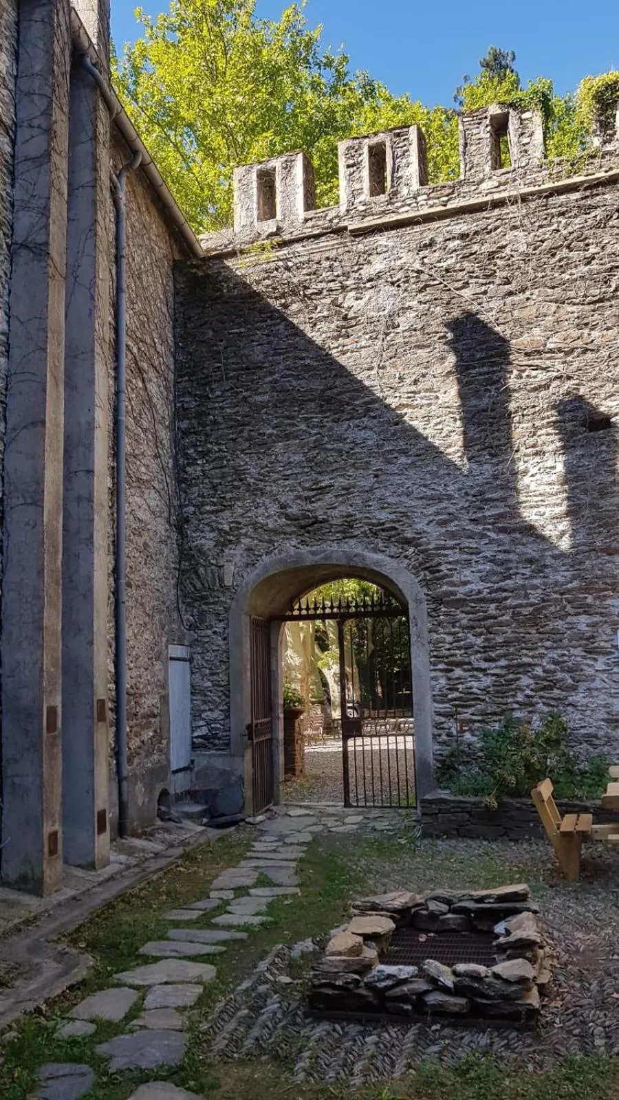 Patio in Le Château de Cambiaire