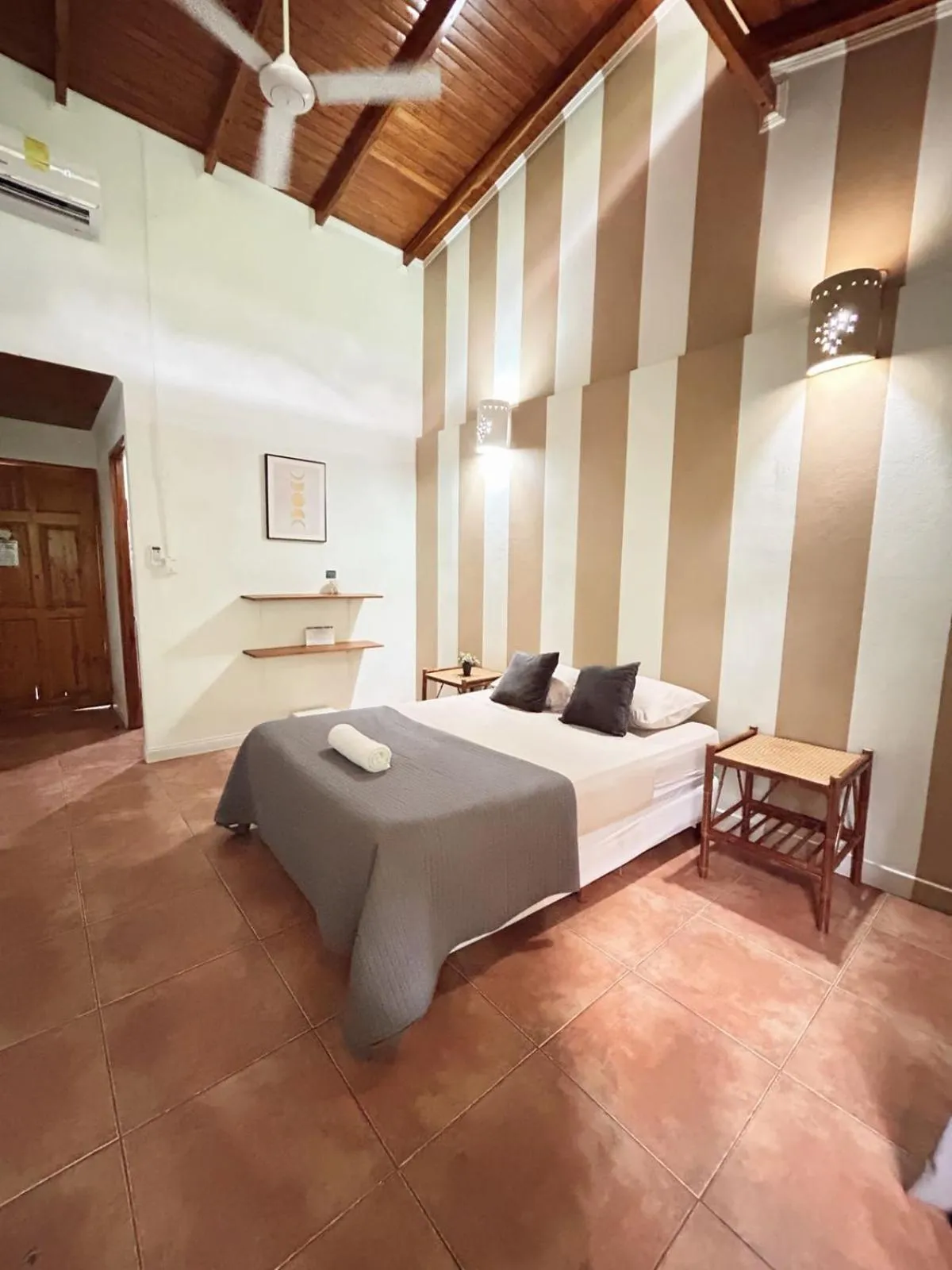 Photo of the whole room, Bed in Point Break Santa Teresa