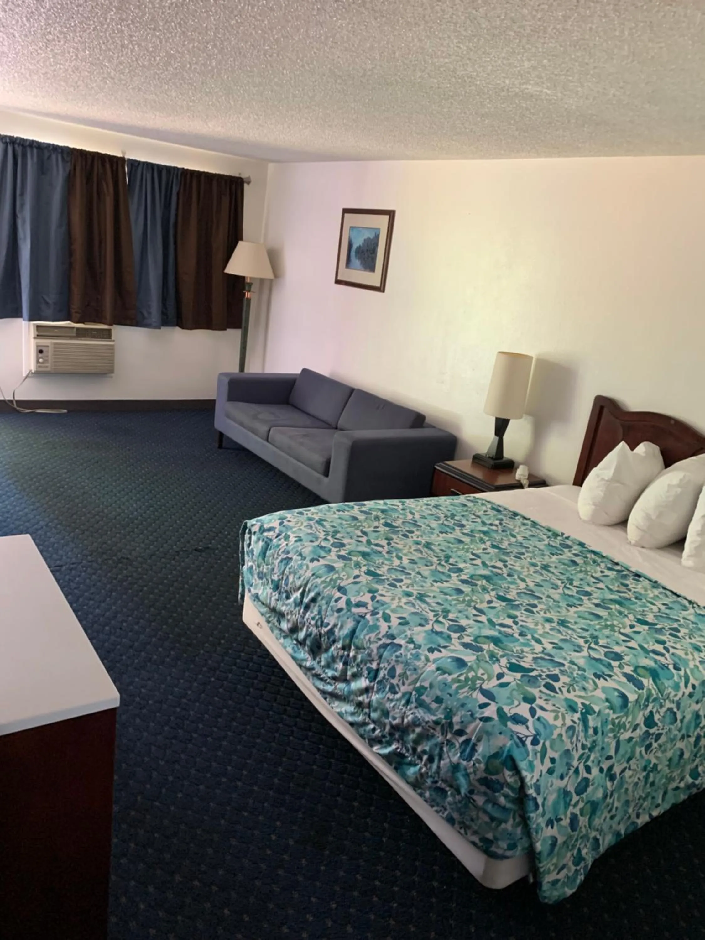 Bed in Smokey Point Motor Inn