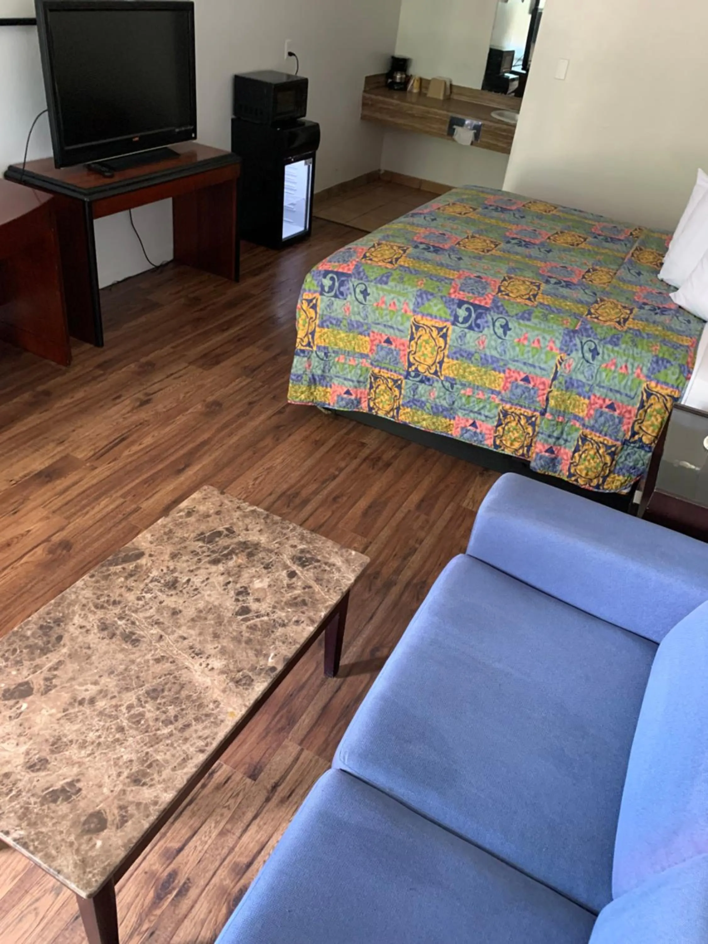 Communal lounge/ TV room, Bed in Smokey Point Motor Inn