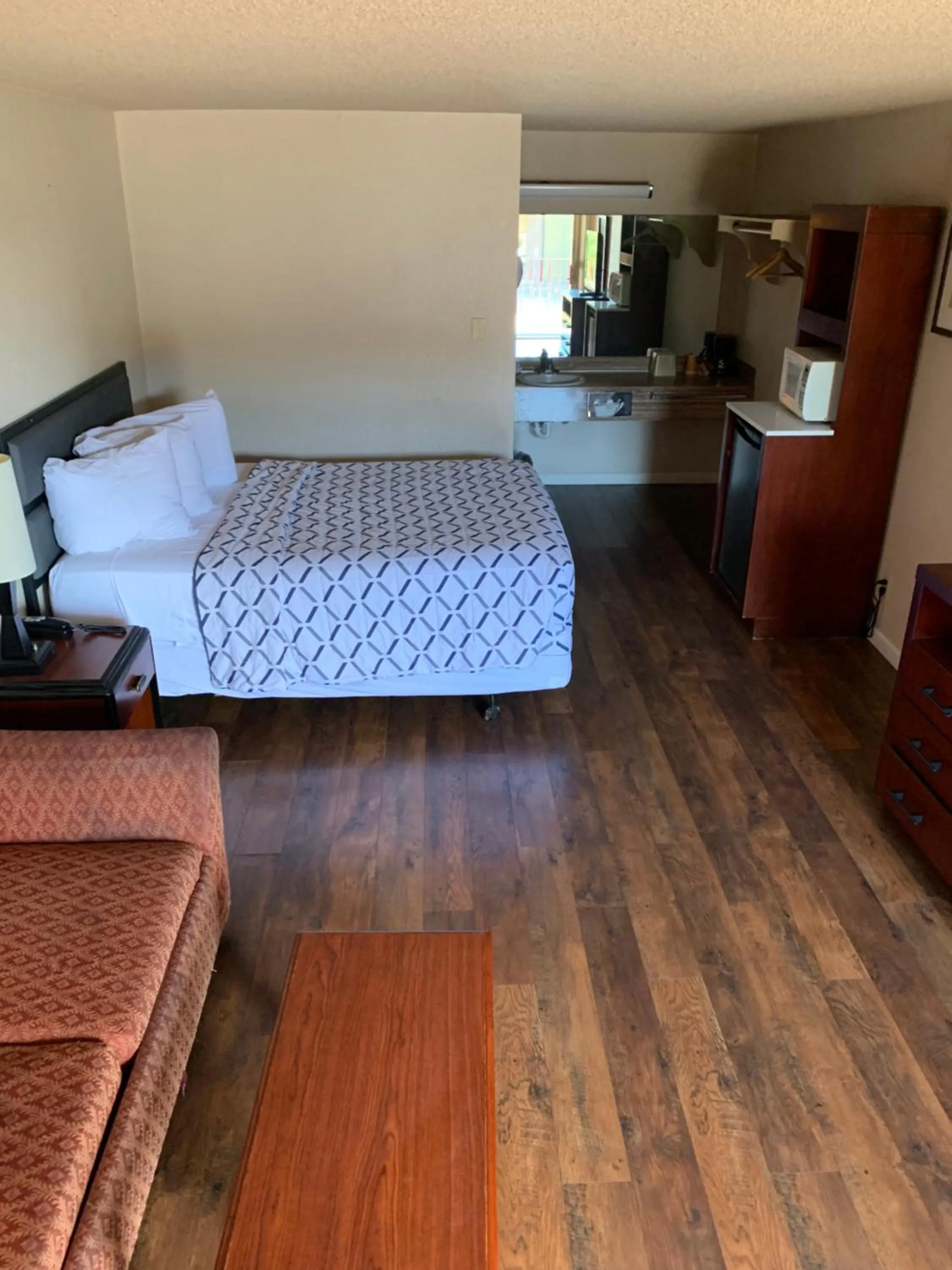 Bed in Smokey Point Motor Inn