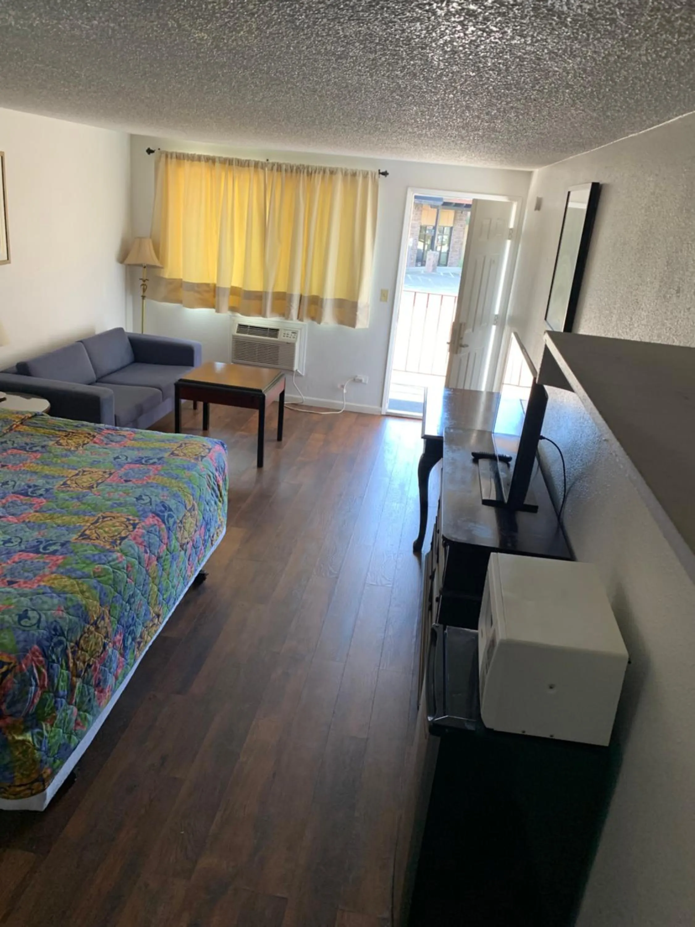 Photo of the whole room, Bed in Smokey Point Motor Inn