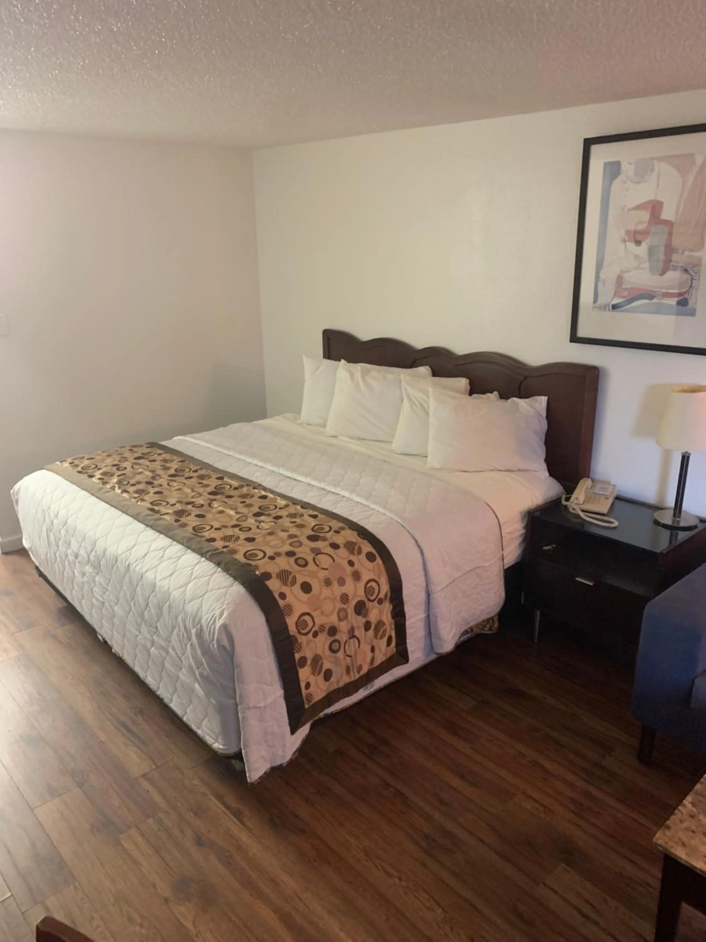 Bed in Smokey Point Motor Inn