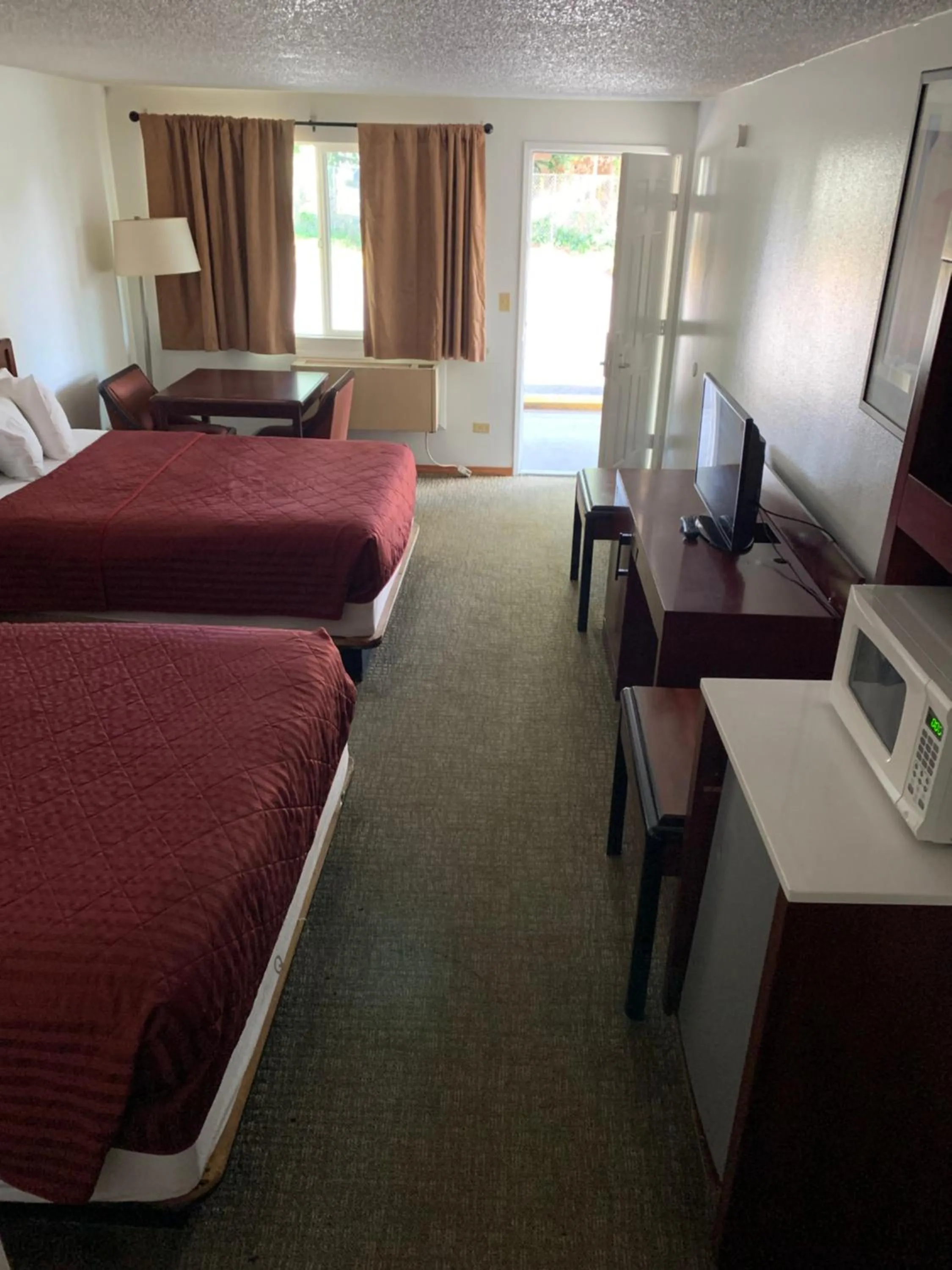 Photo of the whole room, Bed in Smokey Point Motor Inn
