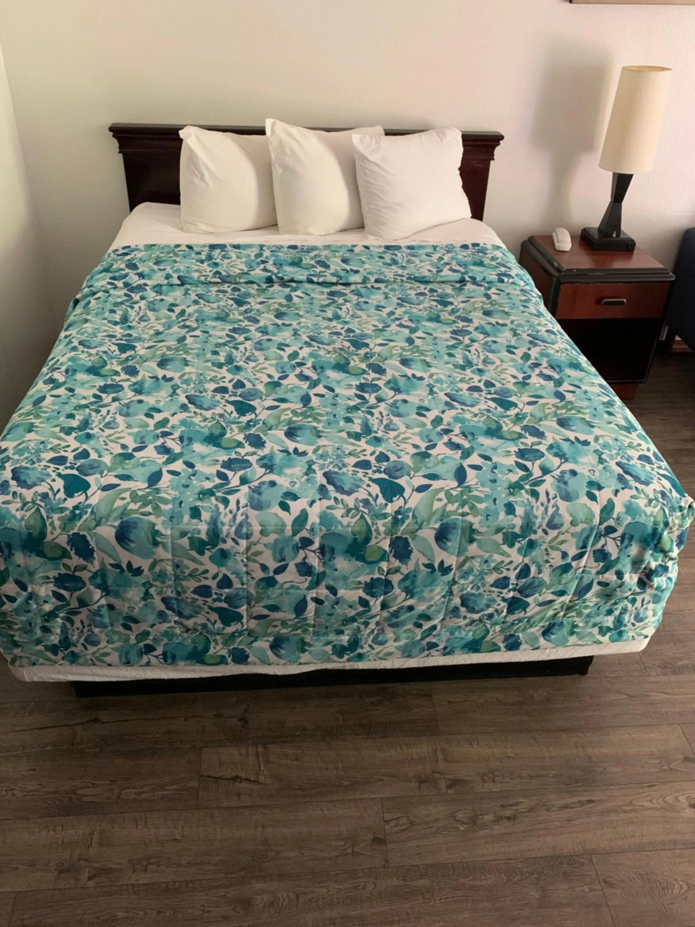 Bed in Smokey Point Motor Inn