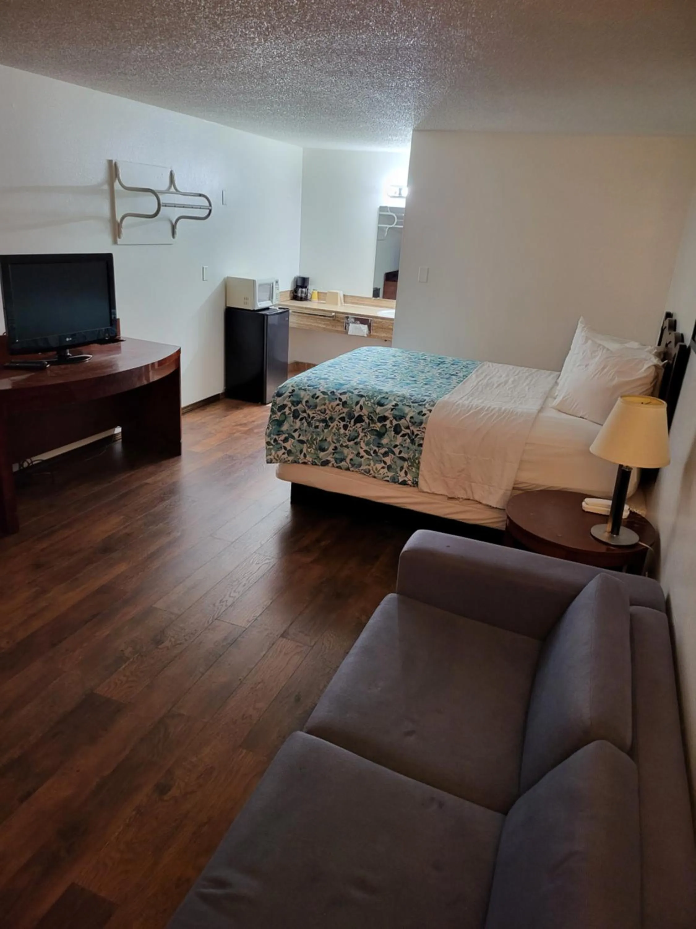 Bed in Smokey Point Motor Inn