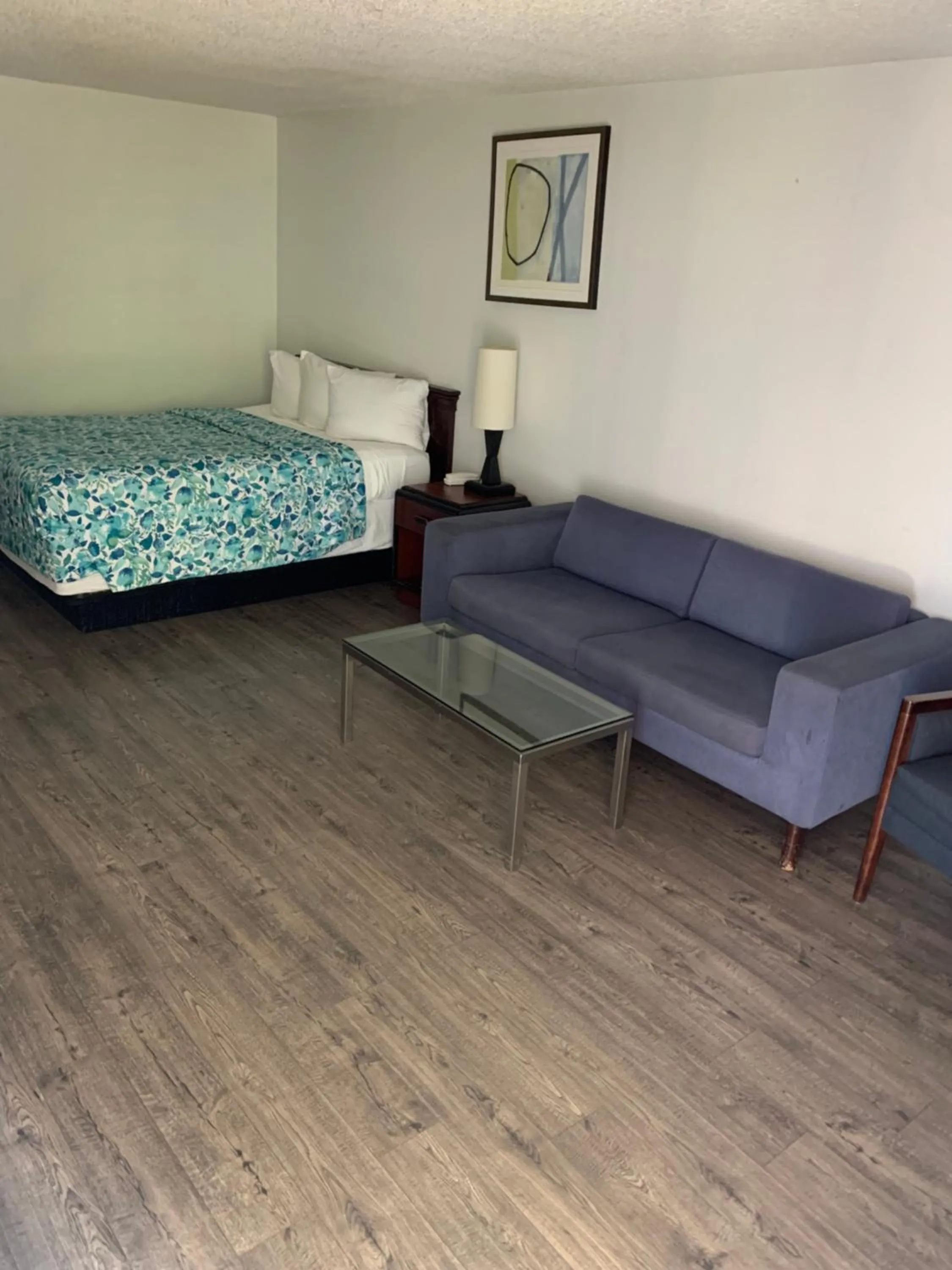 Seating area, Bed in Smokey Point Motor Inn