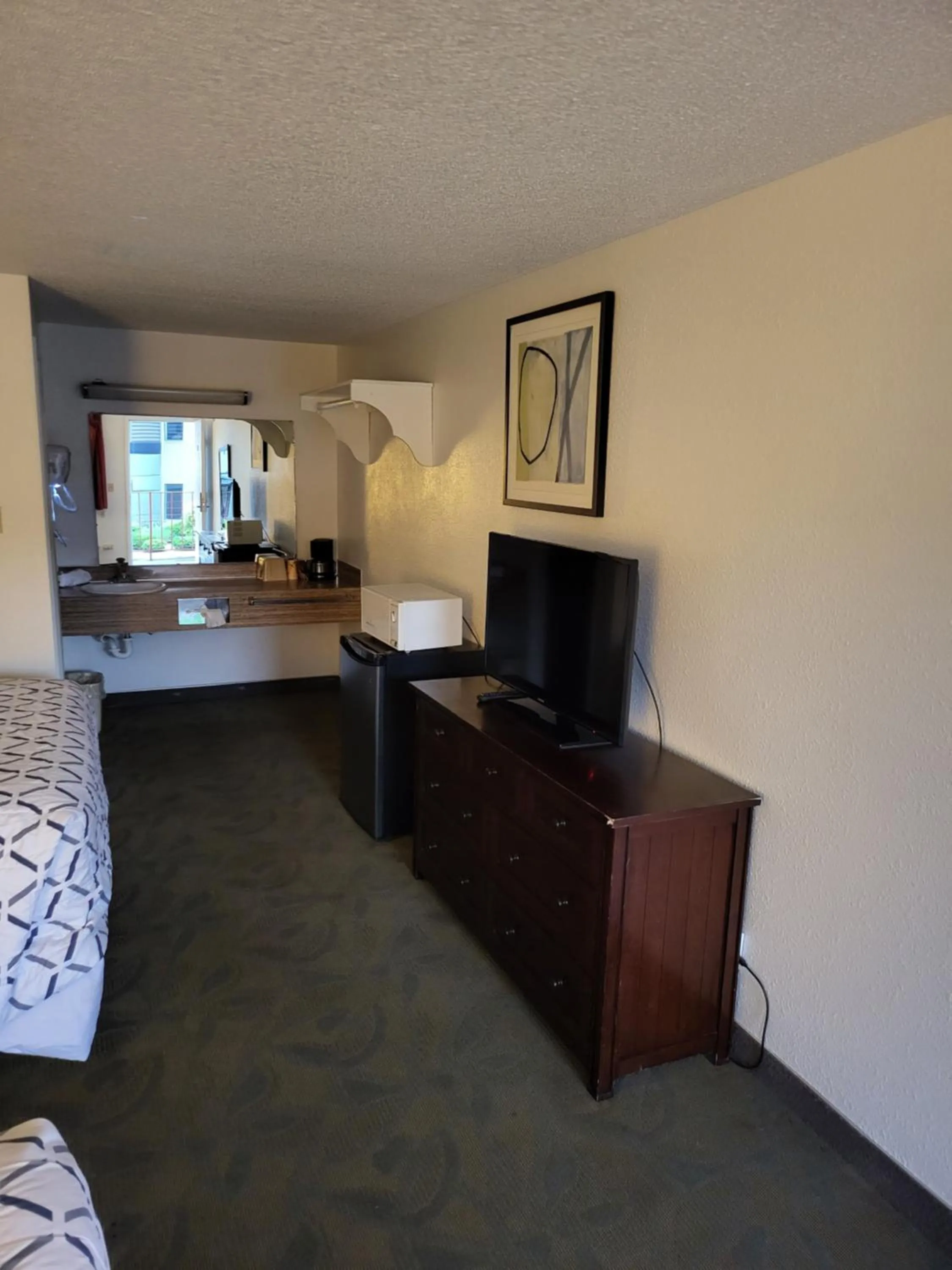 TV and multimedia, Bed in Smokey Point Motor Inn