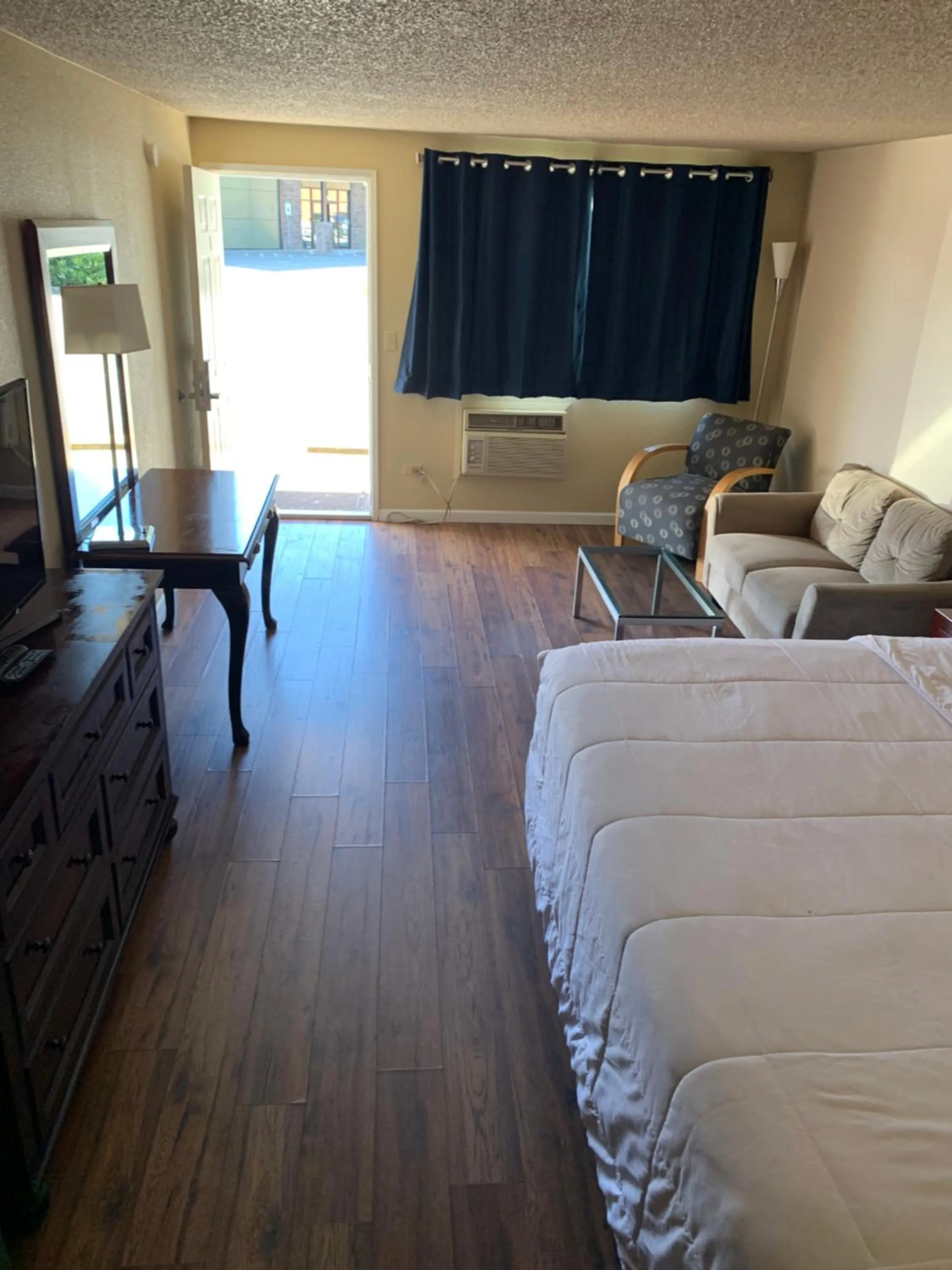 Seating area, Bed in Smokey Point Motor Inn