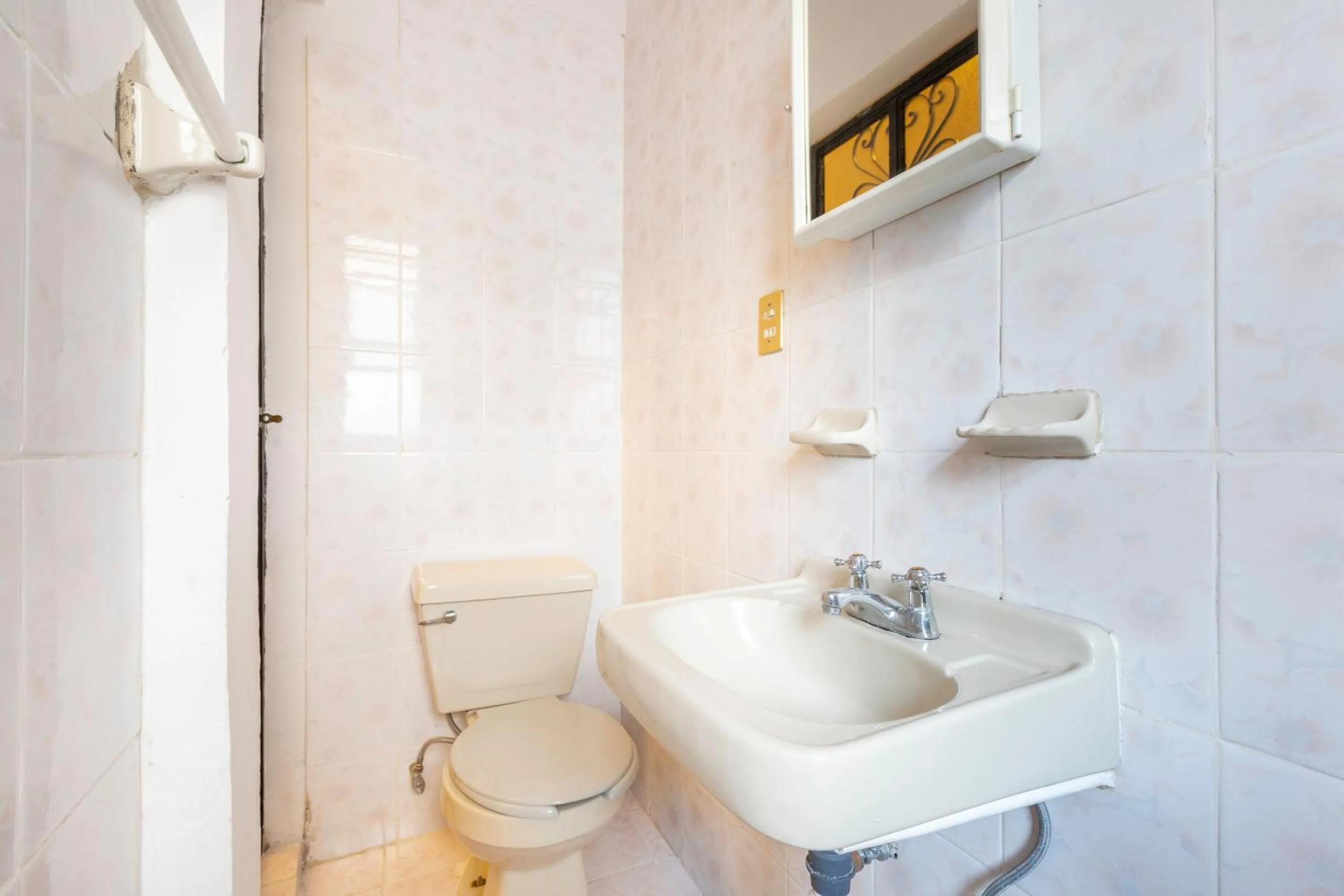 Bathroom in Capital O Posada La Casa De La Tia, Oaxaca