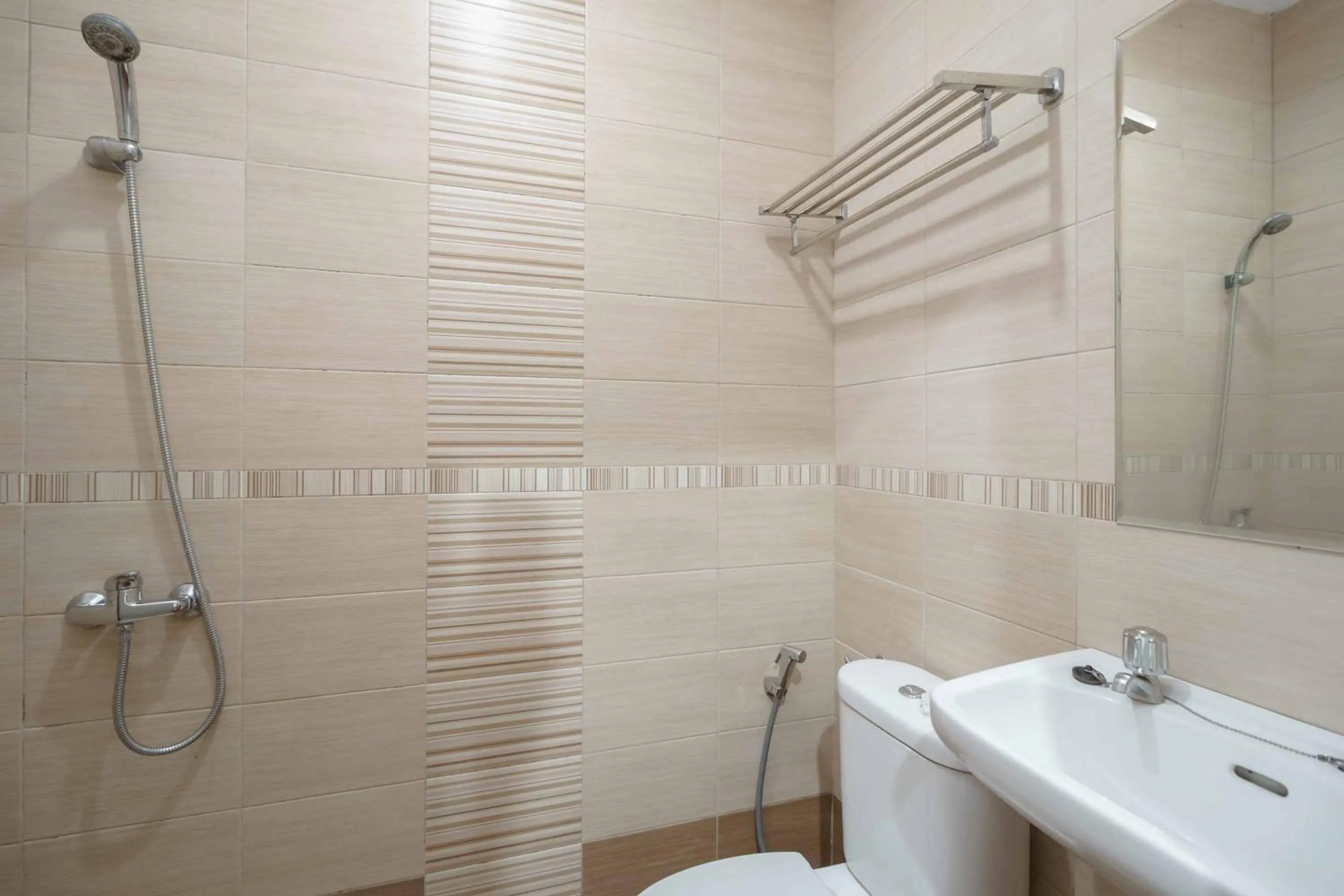 Bathroom in Avalon Karawaci Mitra RedDoorz