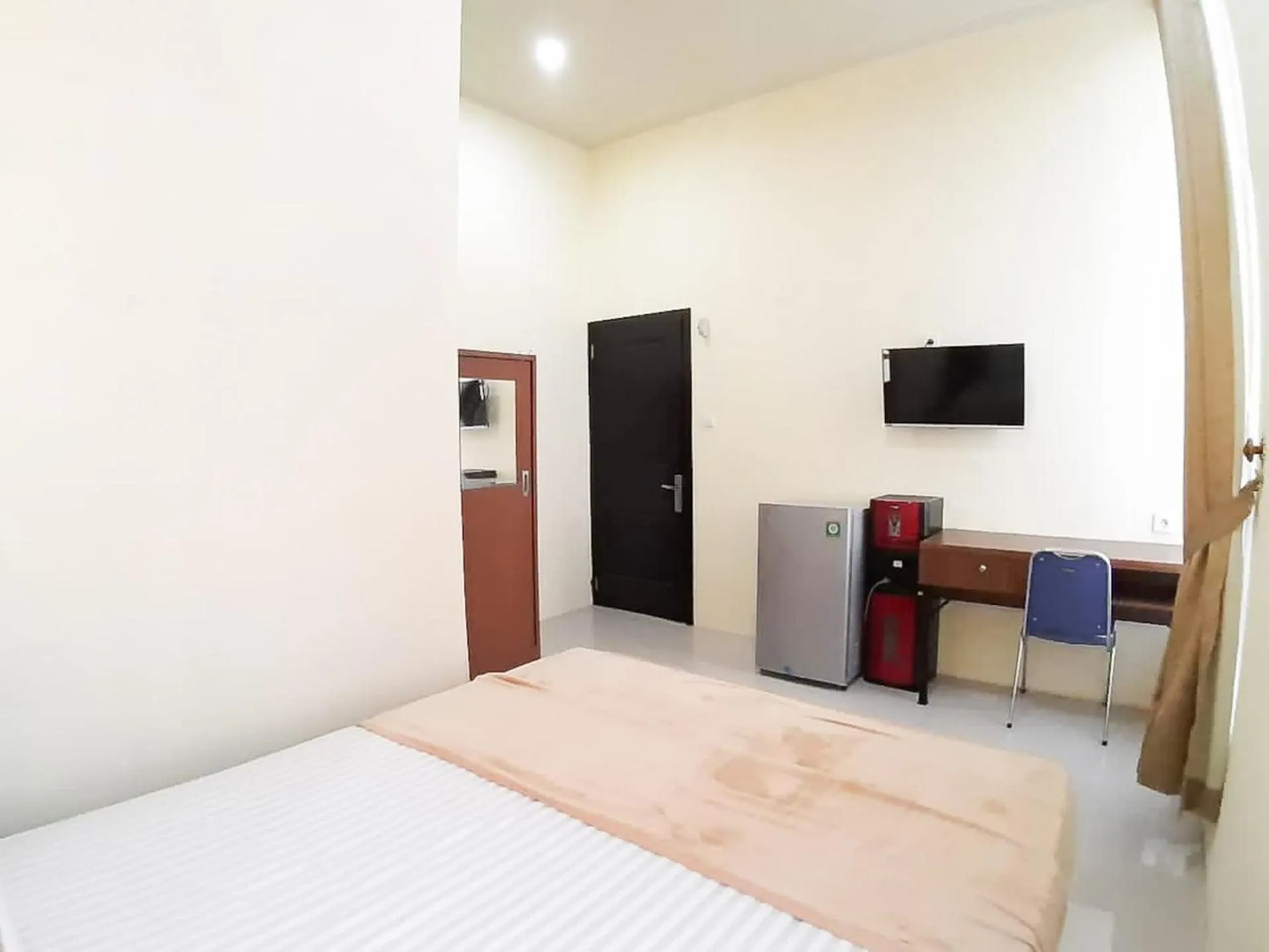 Bed in RedDoorz Syariah near Transmart Jambi 2