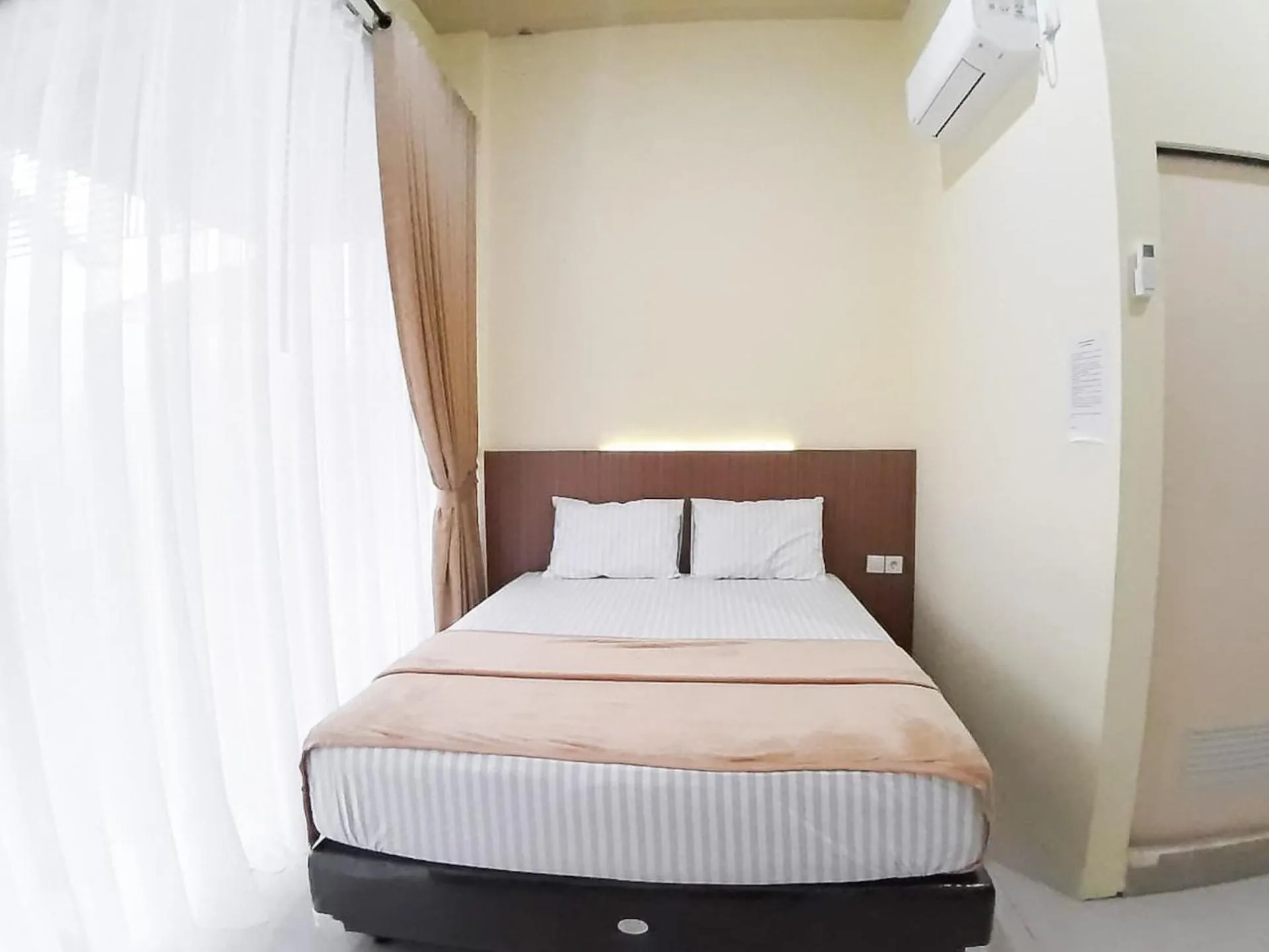 Bed in RedDoorz Syariah near Transmart Jambi 2