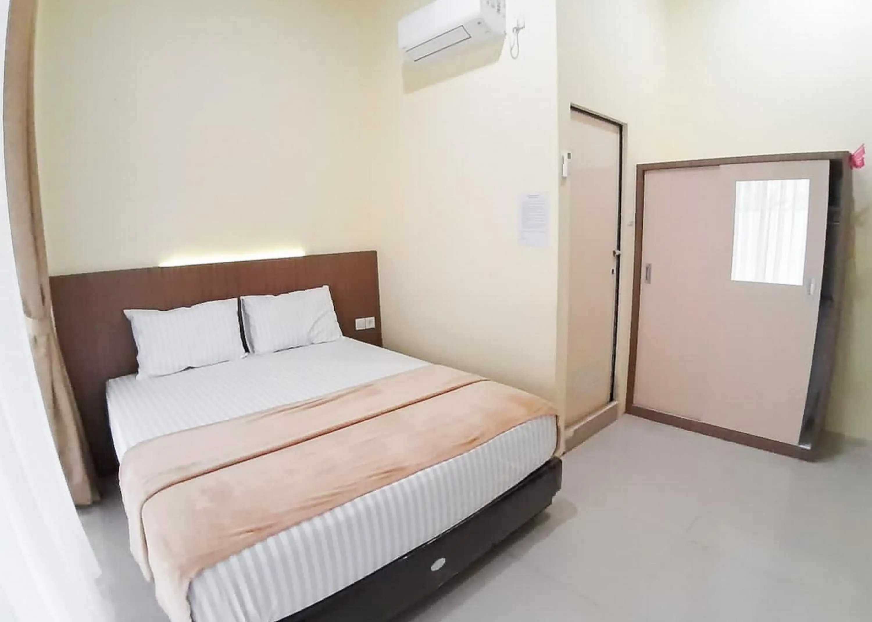 Bed in RedDoorz Syariah near Transmart Jambi 2