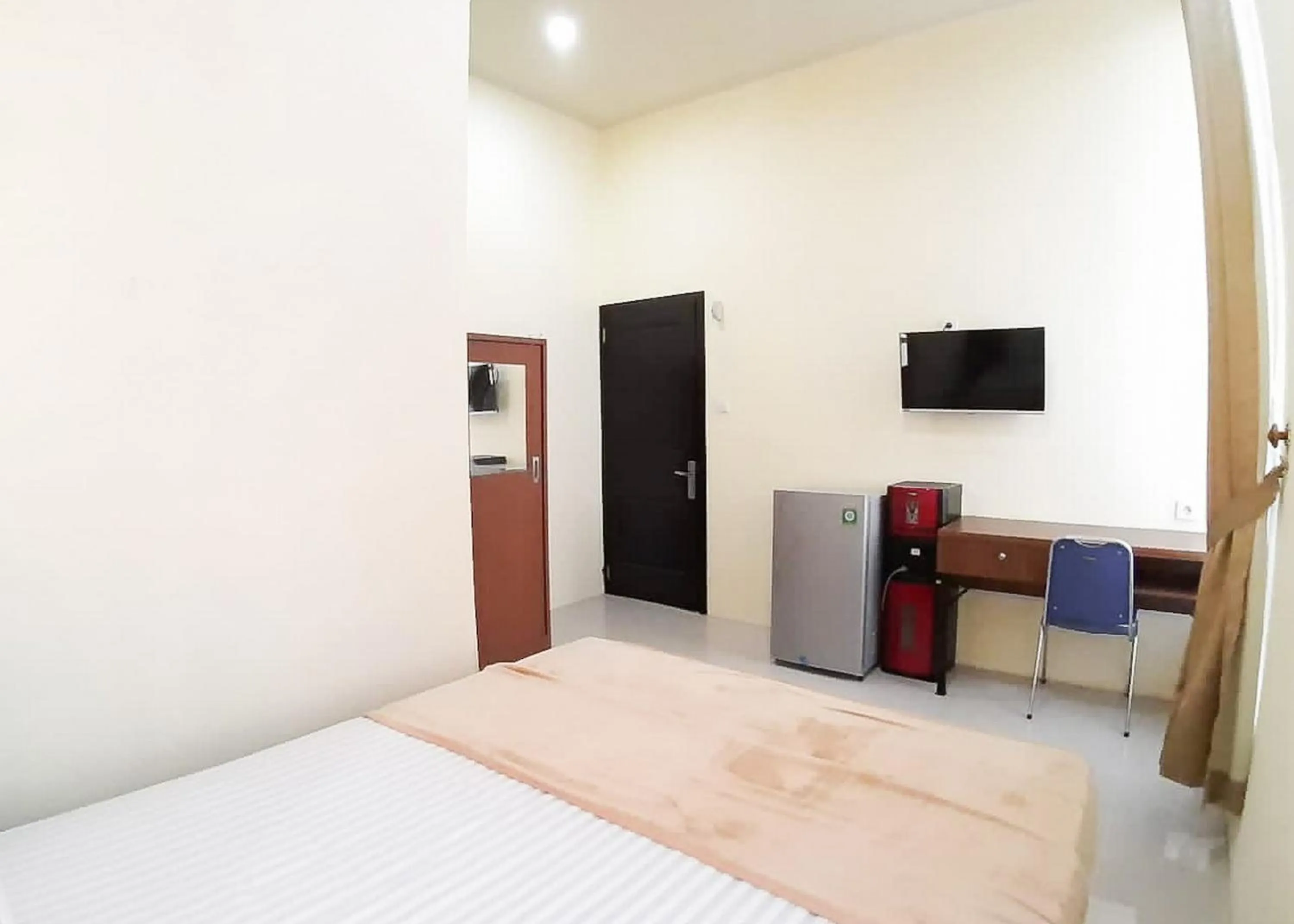 Bed in RedDoorz Syariah near Transmart Jambi 2