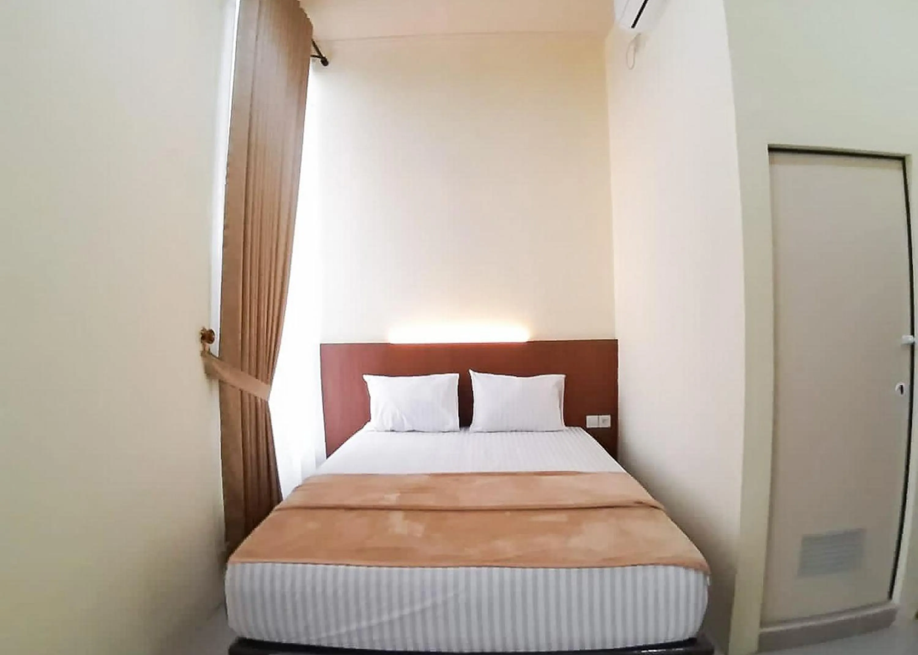 Bed in RedDoorz Syariah near Transmart Jambi 2