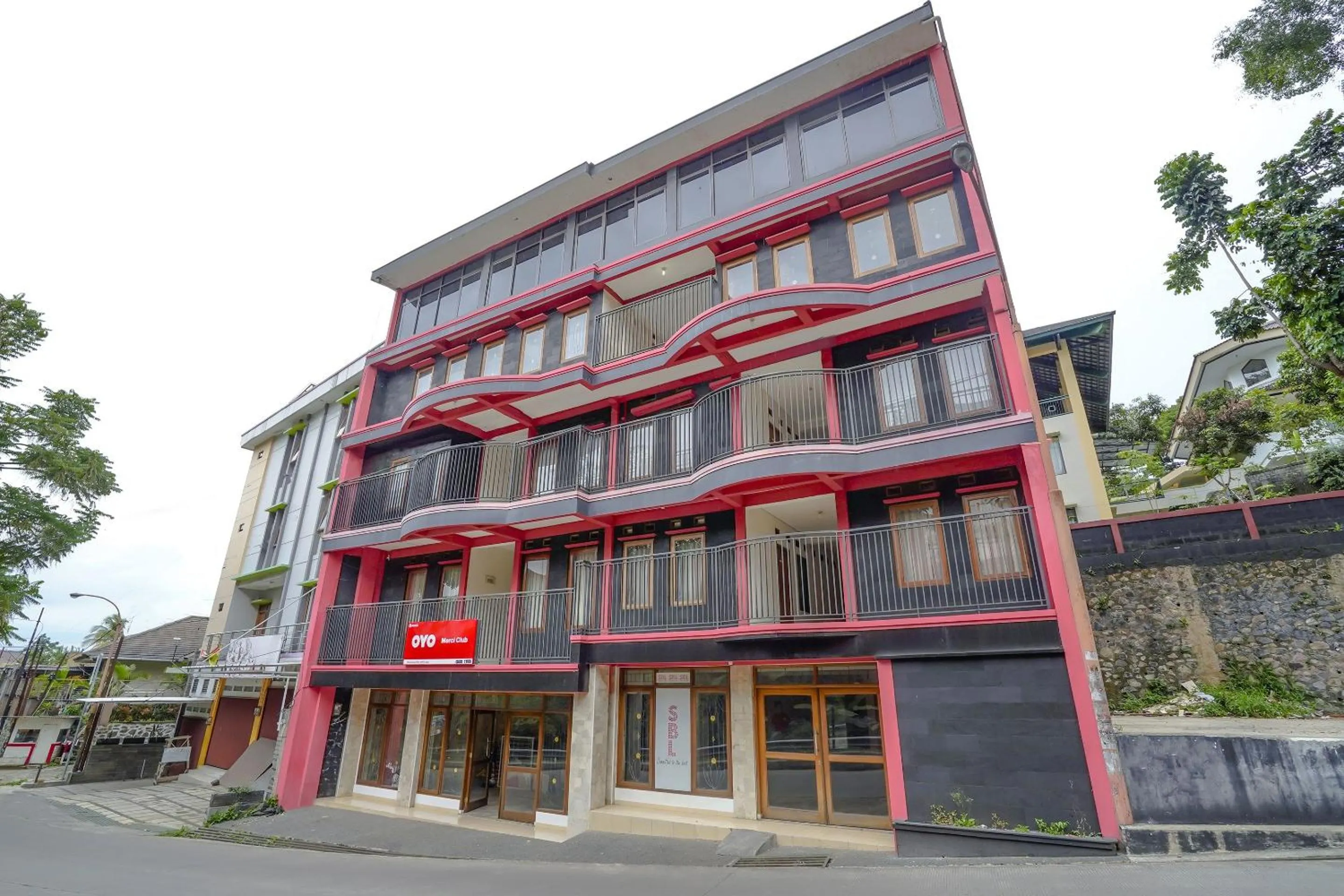 Facade/entrance in OYO Life 90035 Merci Club